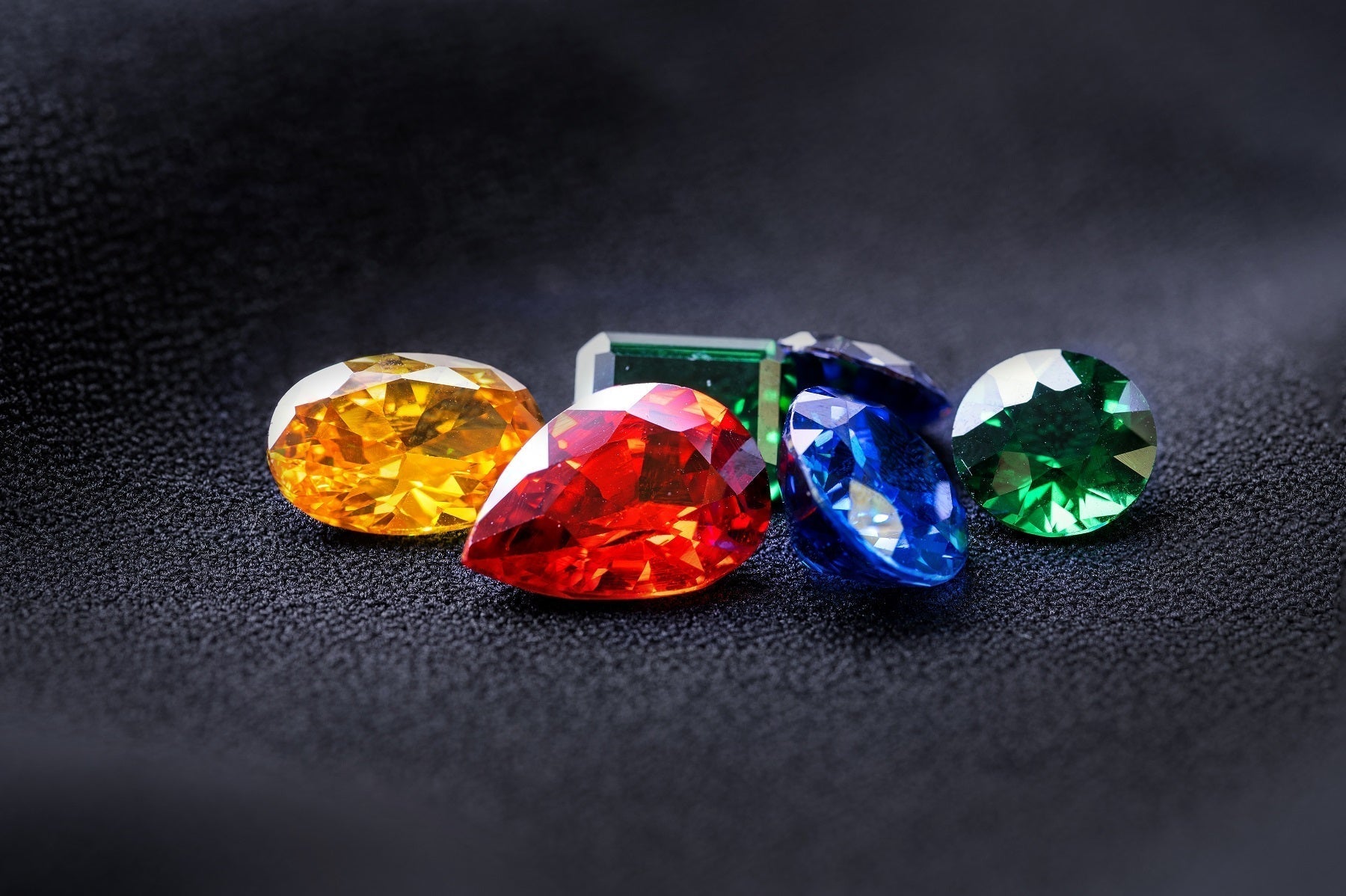 inel de logodna cu diamante colorate