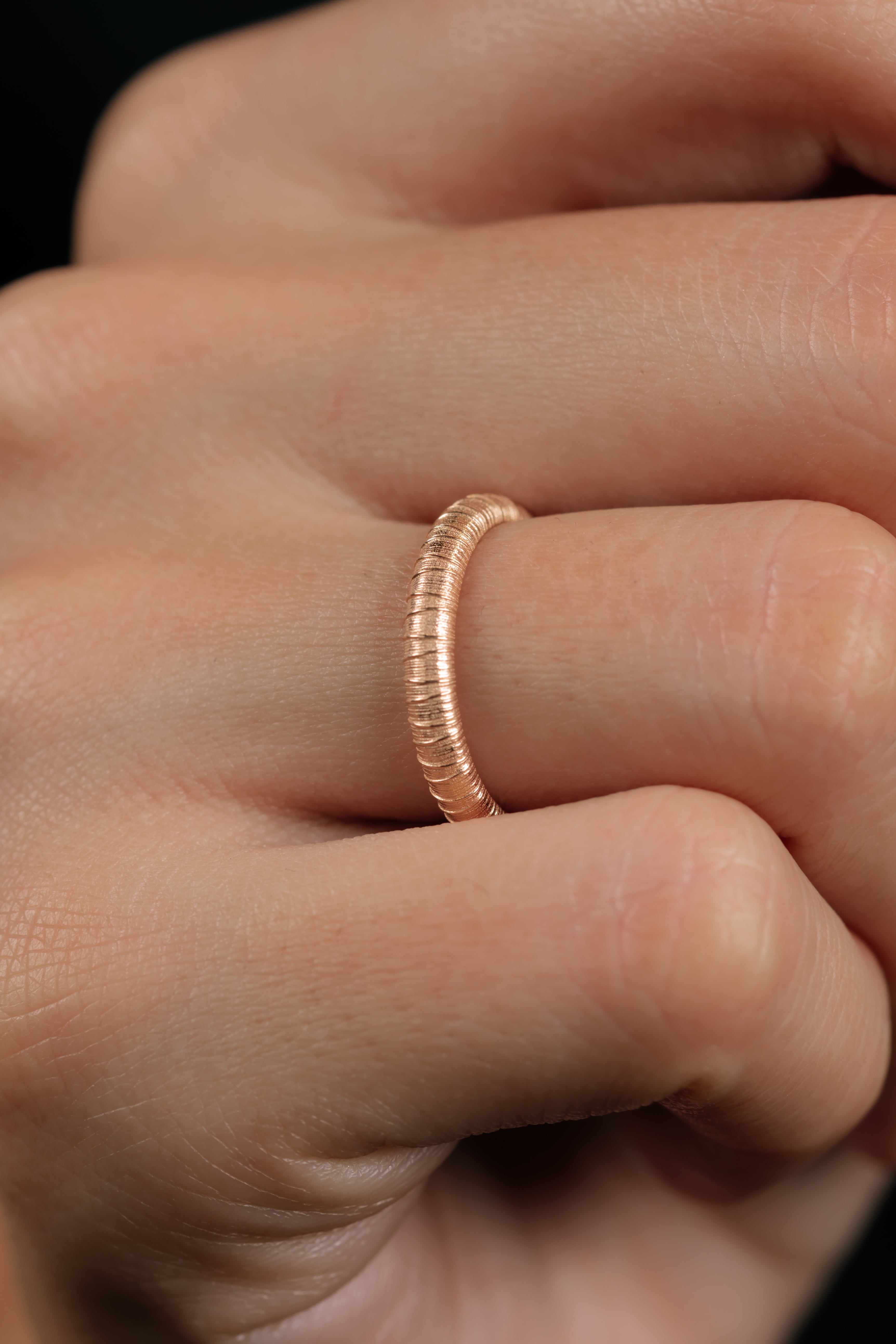 Inel V000467 din aur roz 14k model cu dungi - Bijuterii LA ROSA