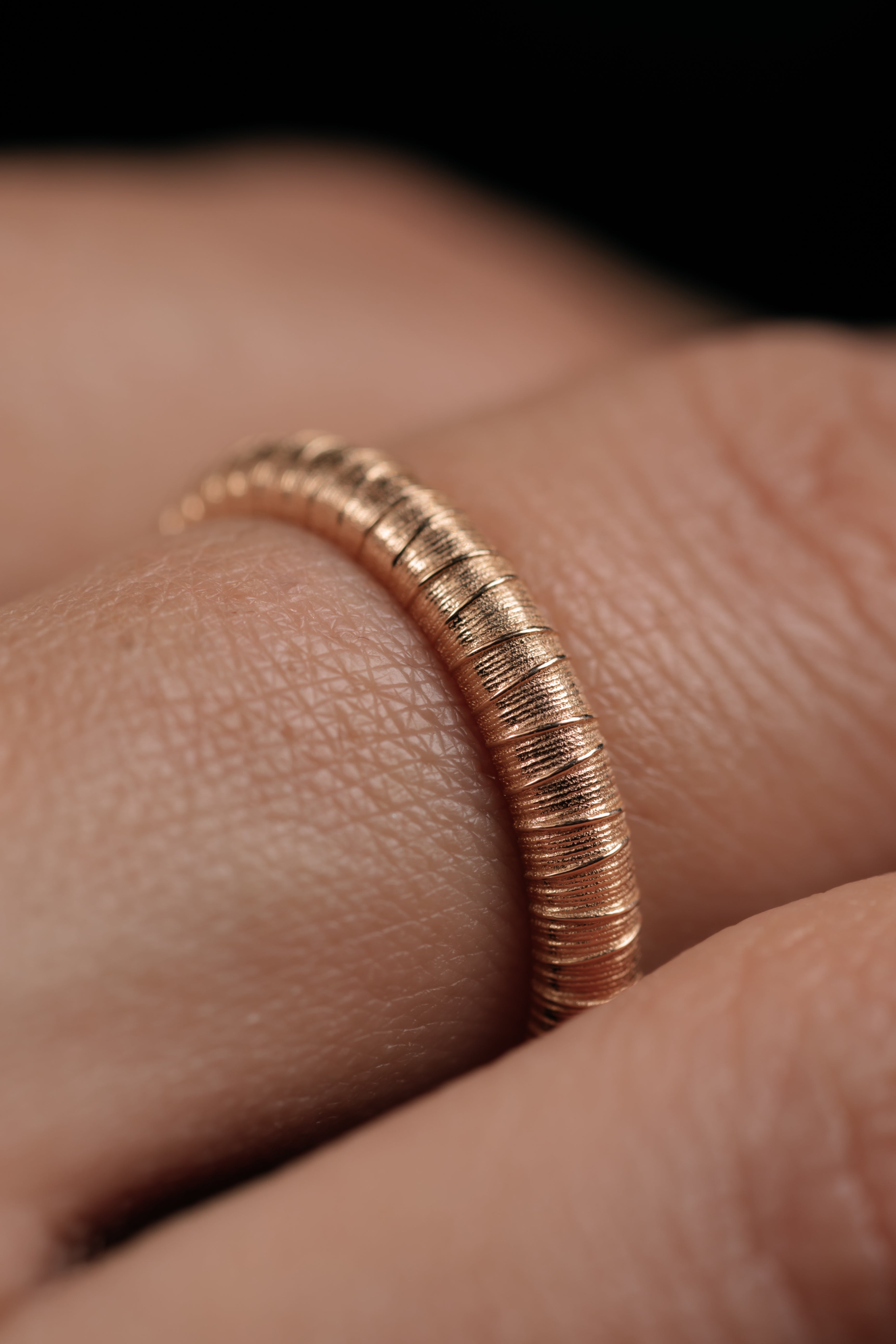 Inel V000467 din aur roz 14k model cu dungi - Bijuterii LA ROSA