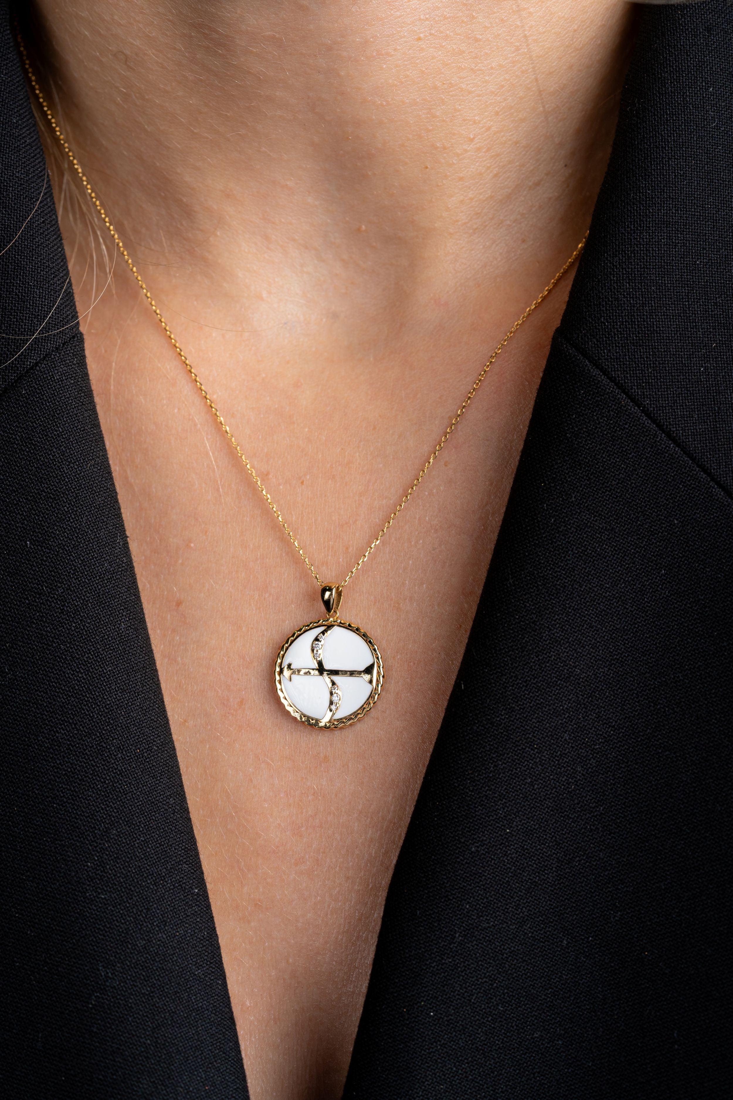 Colier 0002 zodia sagetator aur galben 14k si email cu diamante naturale 0.04ct