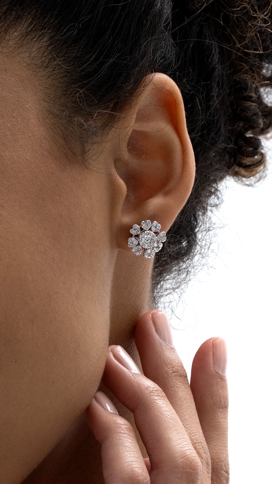 Cercei CN0382-E forma floare din aur alb 14k cu diamante rotunde - Bijuterii LA ROSA