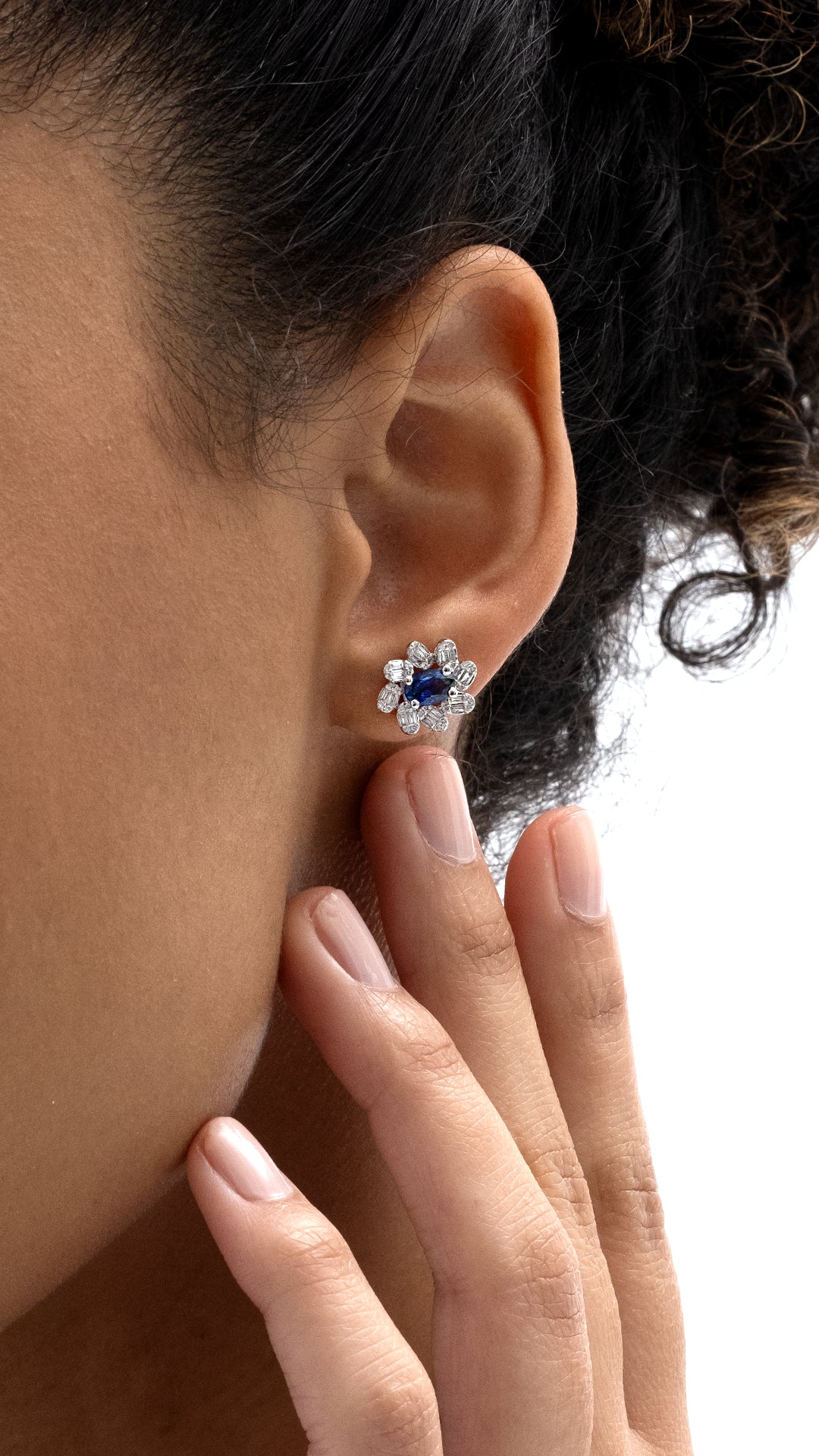 Cercei CN0547-E din aur alb 14k forma floare cu safir oval si diamante baguette - Bijuterii LA ROSA