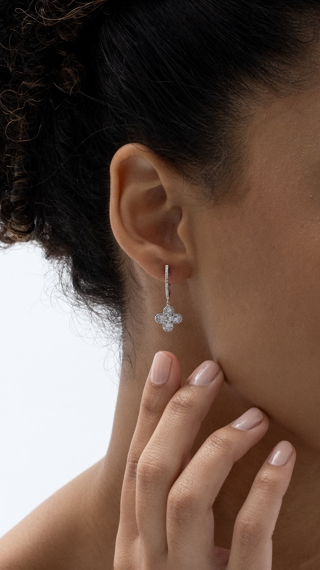 Cercei CN0578-E forma cruce din aur alb 14k cu diamante - Bijuterii LA ROSA