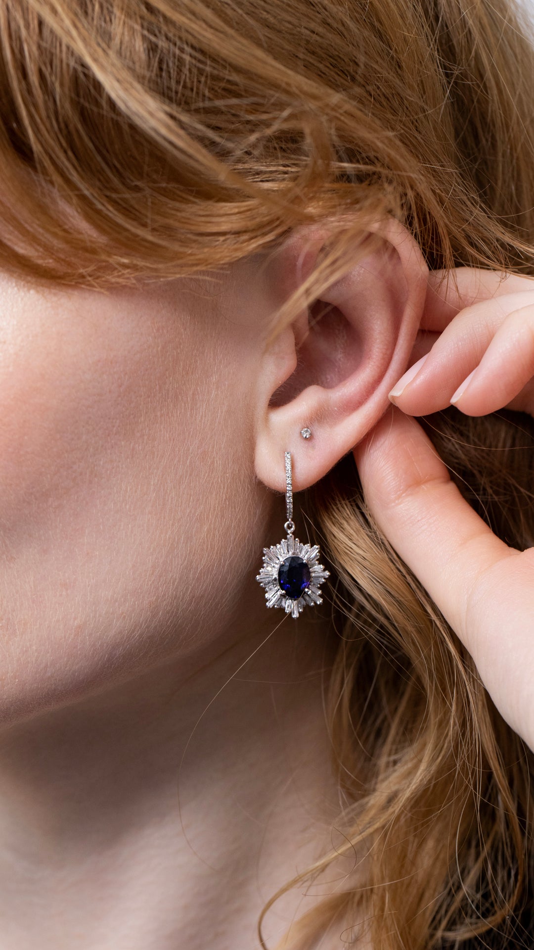 Cercei CN1055E din aur alb 14k cu diamante si safir - Bijuterii LA ROSA