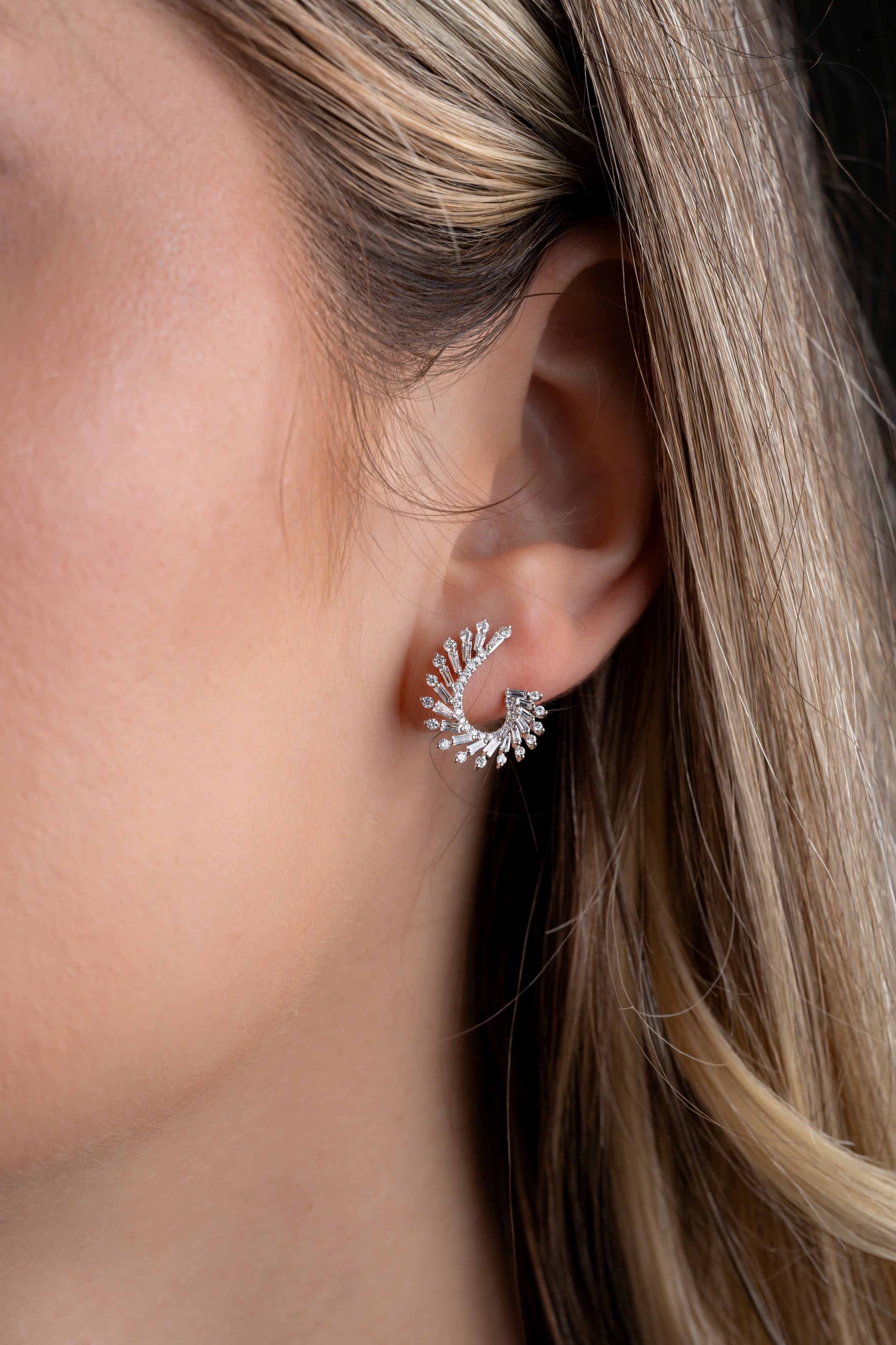 Cercei E10983AW aur alb 14k cu diamante naturale rotunde 0.38ct si baguette 0.38ct