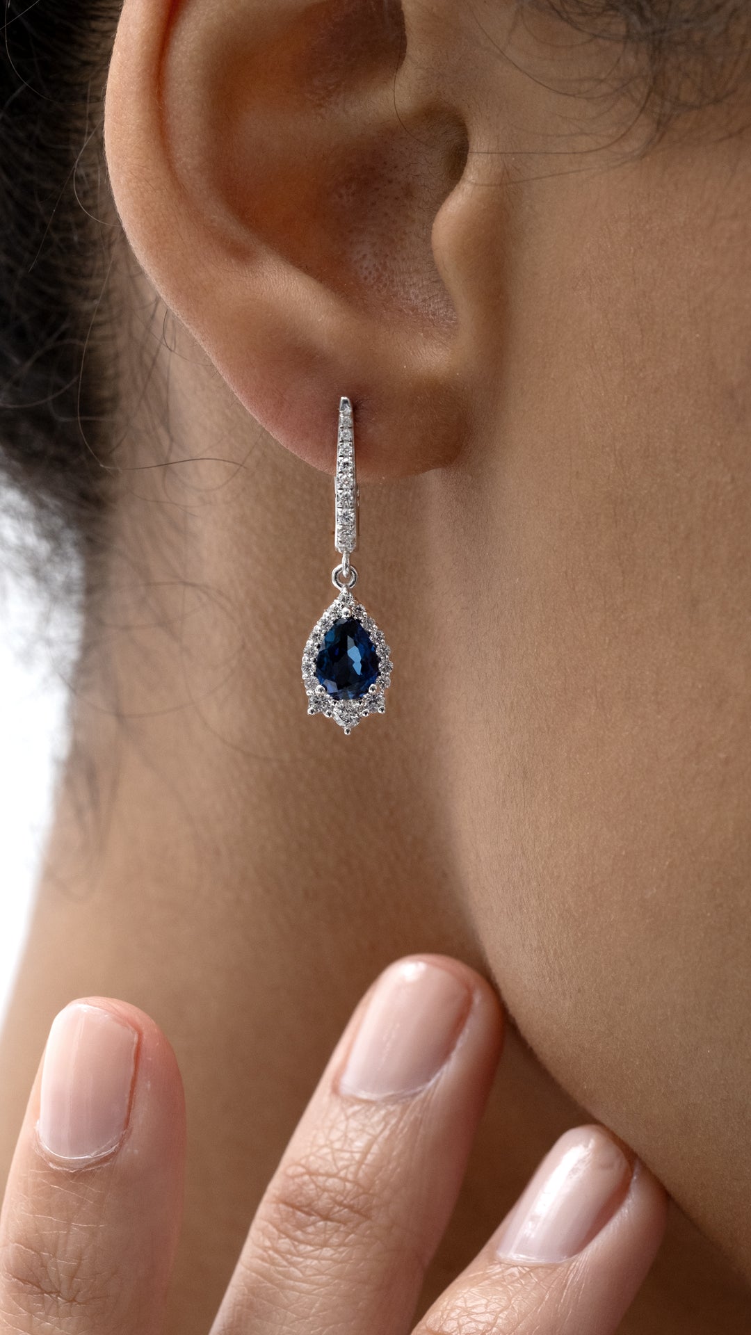 Cercei MD31550 din aur alb 14k cu safir forma lacrima si diamante - Bijuterii LA ROSA