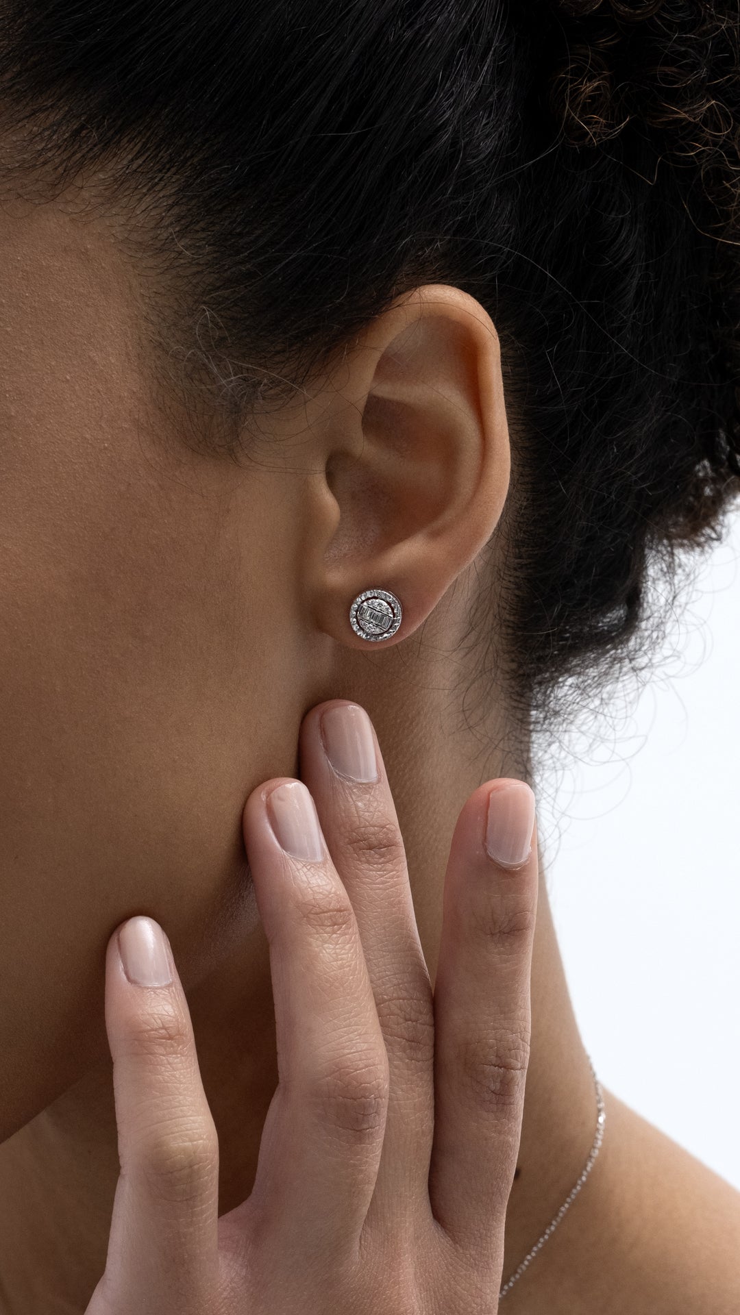 Cercei MD32682 din aur alb 14k forma rotunda cu diamante - Bijuterii LA ROSA