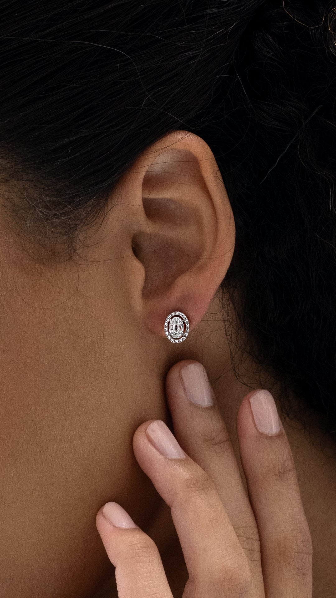 Cercei MD37823 din aur alb 14k forma ovala cu diamante - Bijuterii LA ROSA