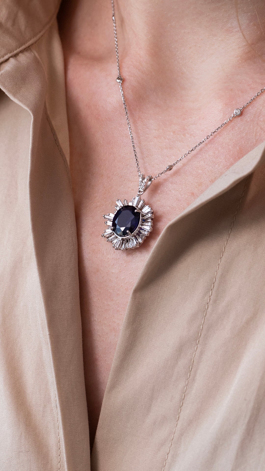 Colier CN1055M din aur alb 14k cu diamante si safir - Bijuterii LA ROSA