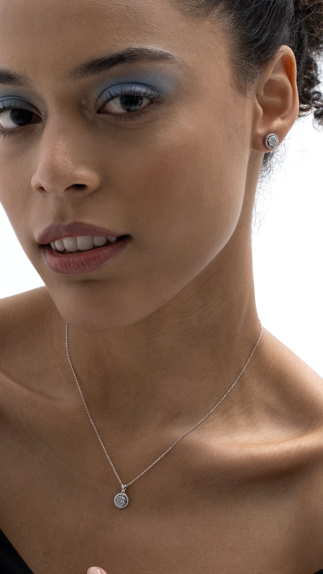 Cercei MD32682 din aur alb 14k forma rotunda cu diamante - Bijuterii LA ROSA