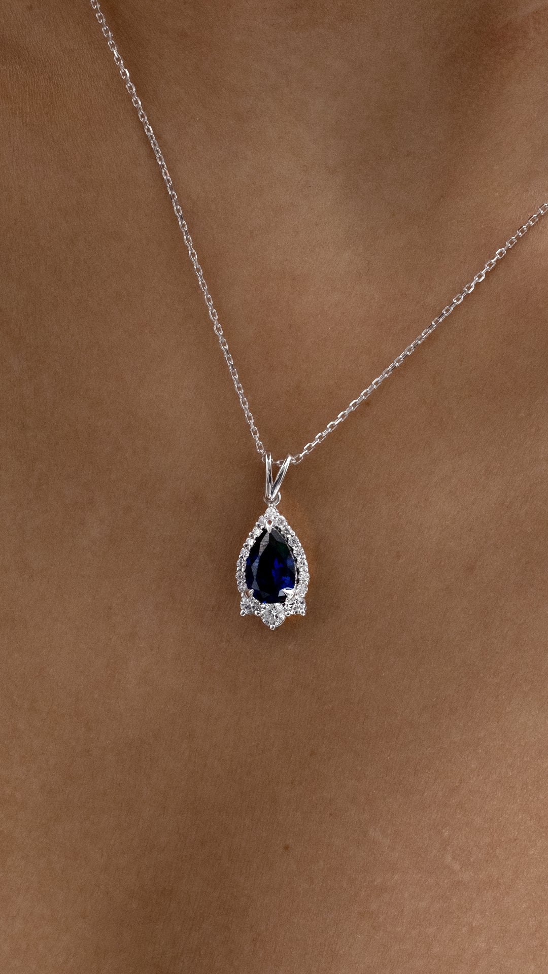 Colier MD44921 din aur alb 14k cu safir forma lacrima si diamante - Bijuterii LA ROSA