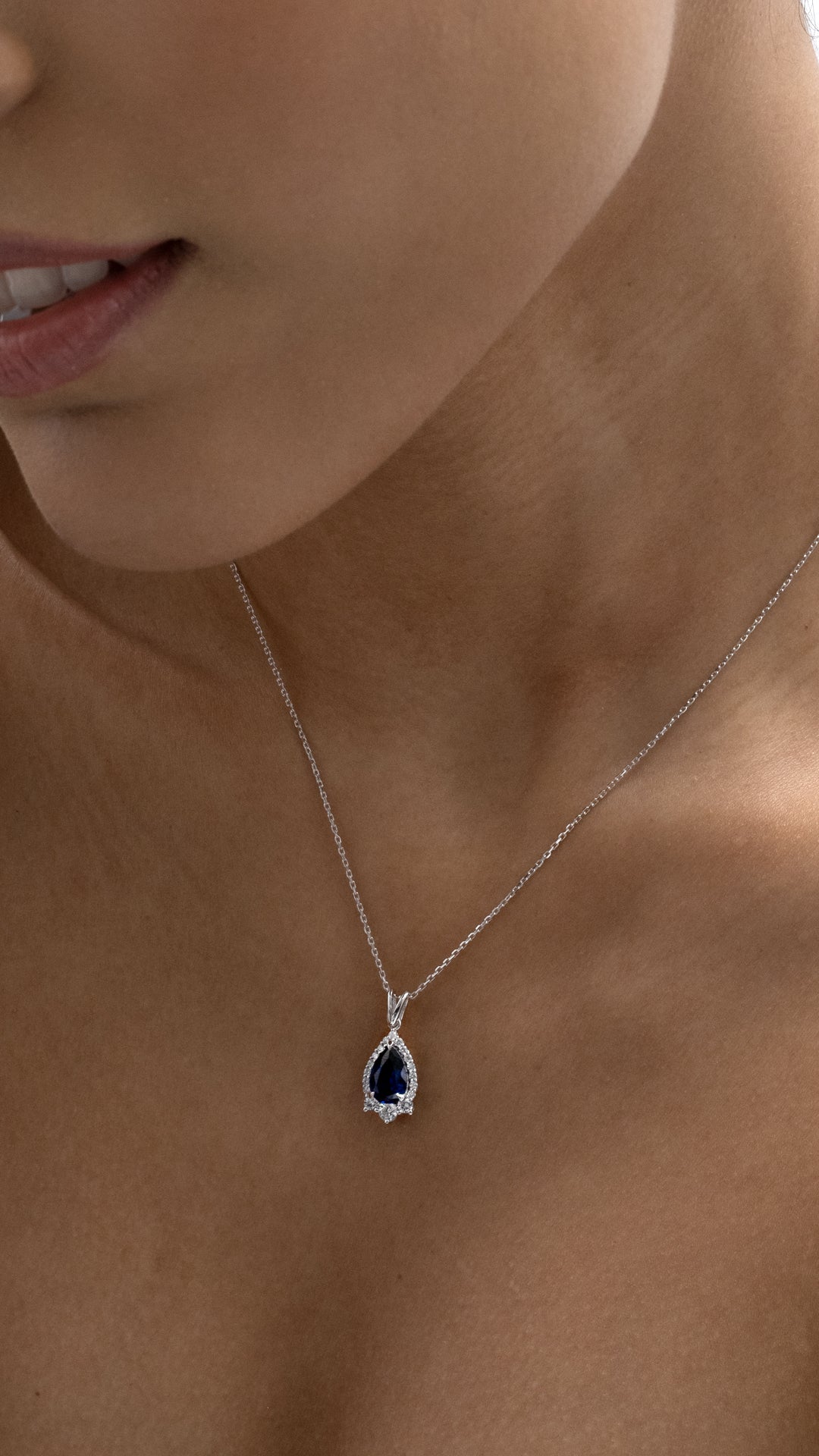 Colier MD44921 din aur alb 14k cu safir forma lacrima si diamante - Bijuterii LA ROSA