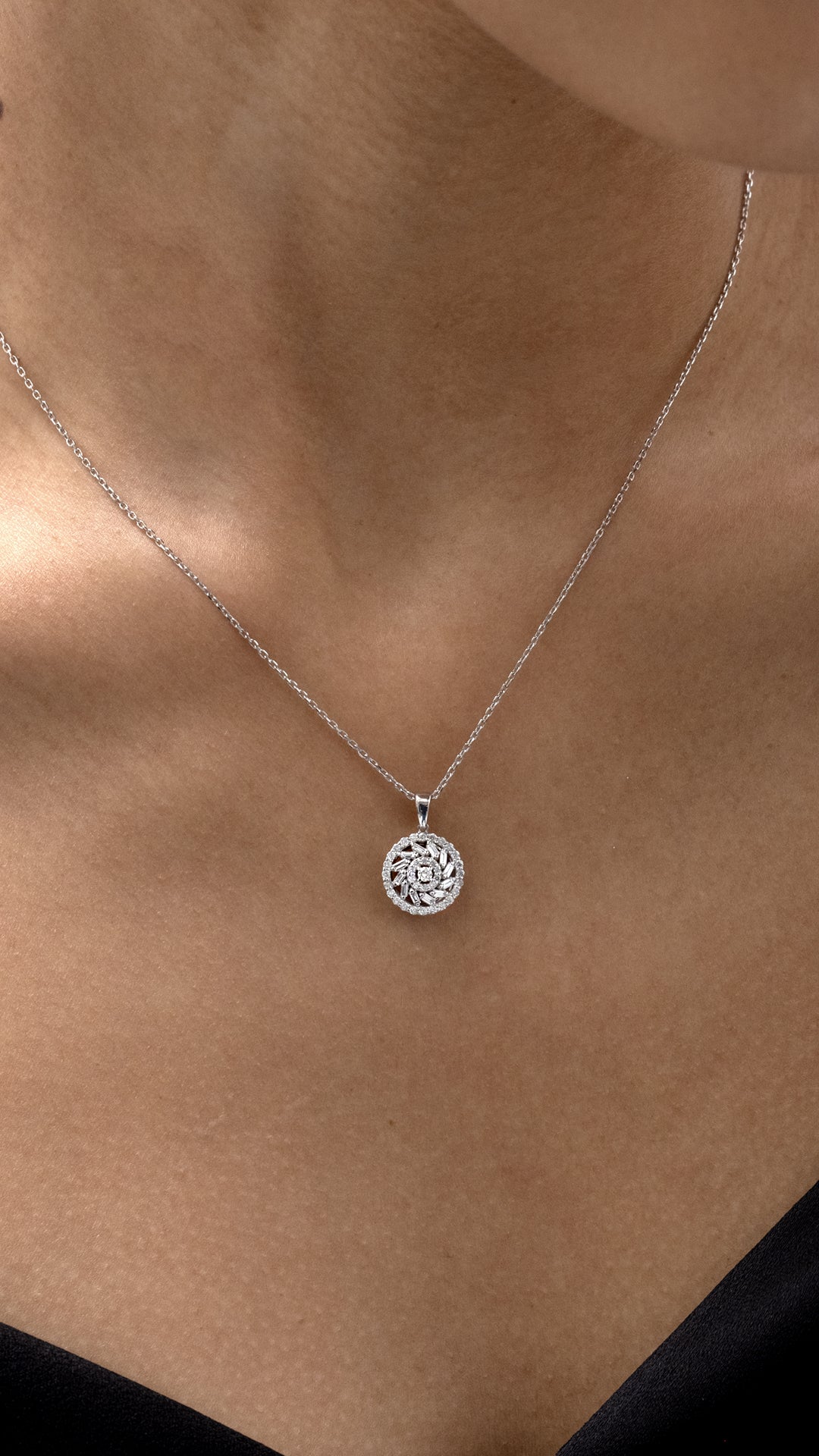 Colier MD54529 din aur alb 14k forma rotunda cu diamante baguette - Bijuterii LA ROSA