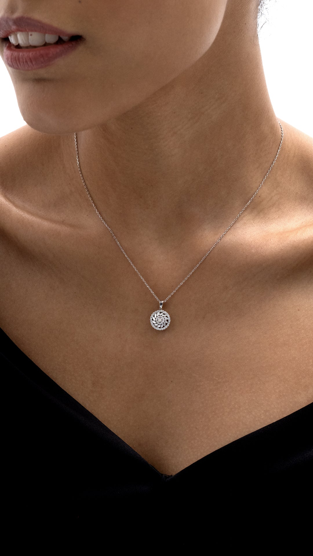 Colier MD54529 din aur alb 14k forma rotunda cu diamante baguette - Bijuterii LA ROSA