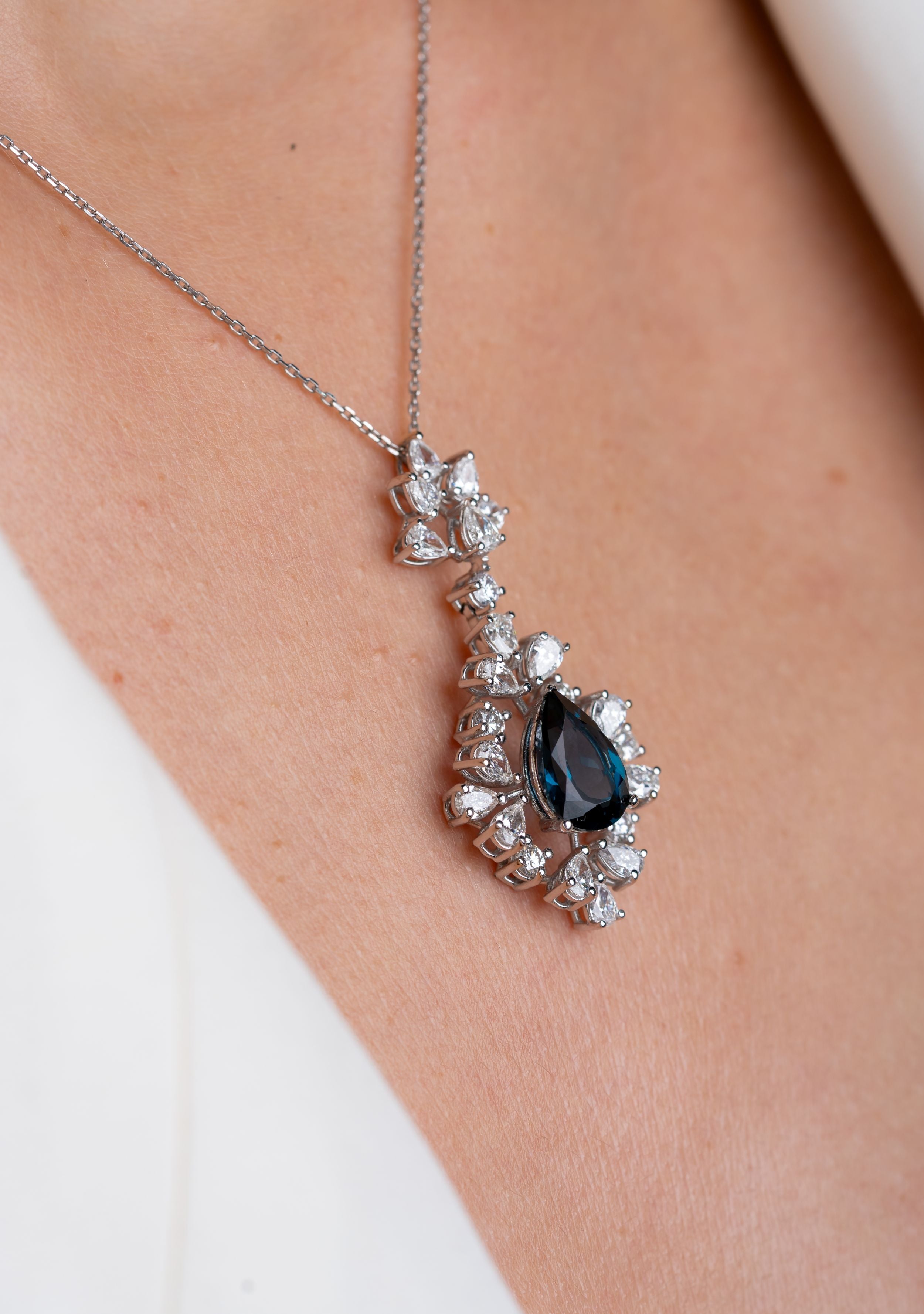 Colier MD62482 din aur alb 14k cu london blue topaz 3.42ct si diamante naturale 1.85ct si 0.43ct