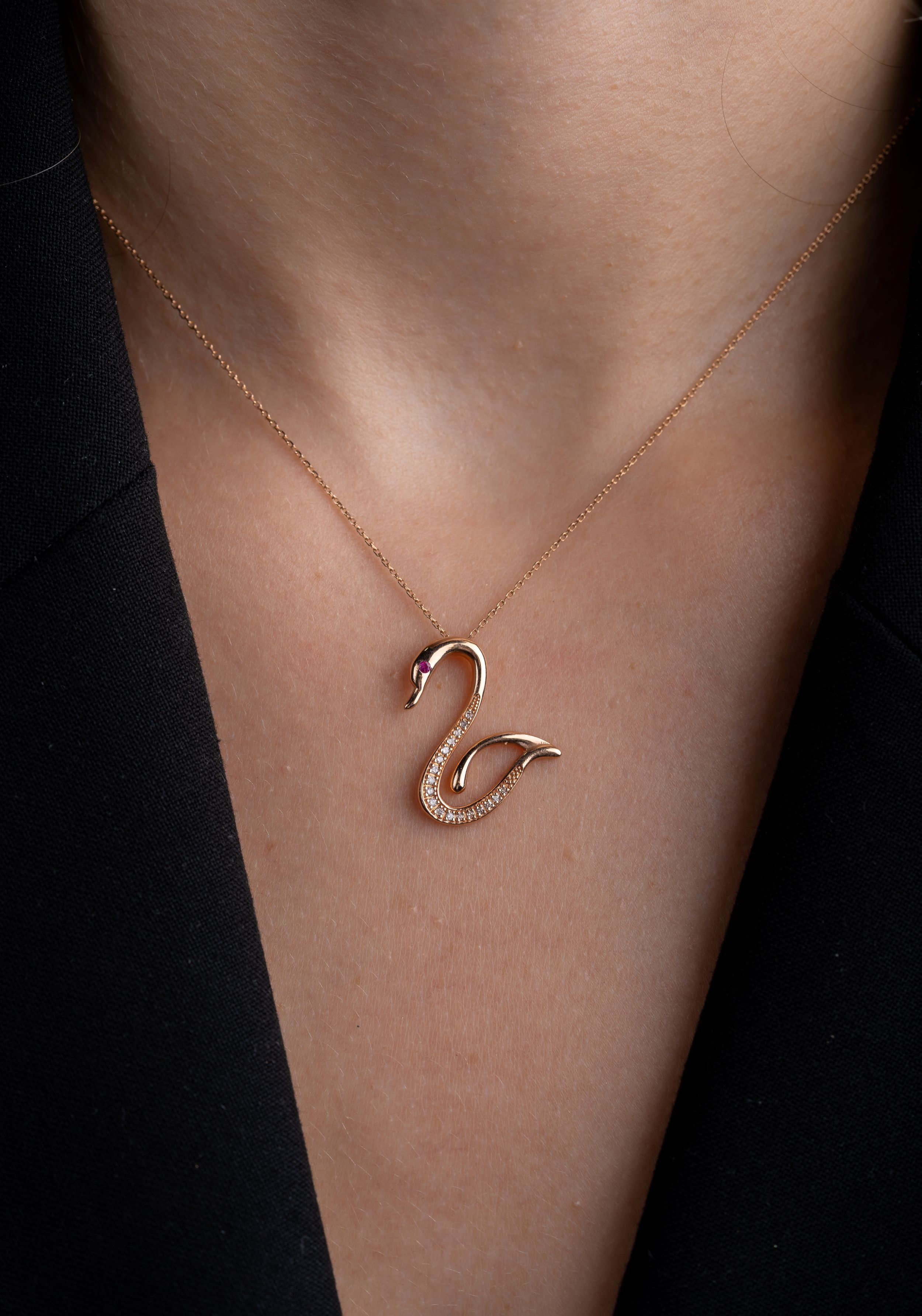 Colier LDNA0390 din aur roz 18k forma lebada cu Diamante Naturale