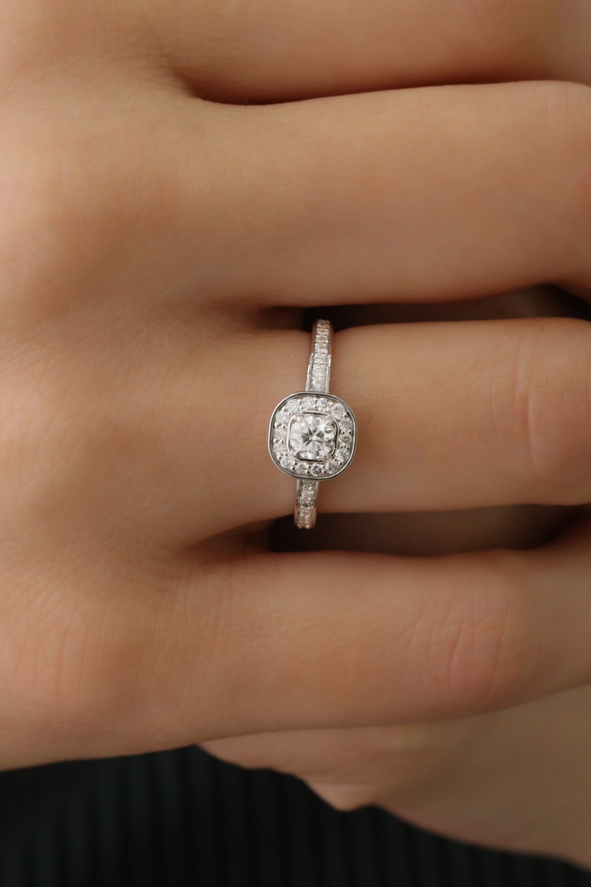 INEL DE LOGODNA LRY609 DIN AUR ALB 18K CU DIAMANT ROTUND - Bijuterii LA ROSA