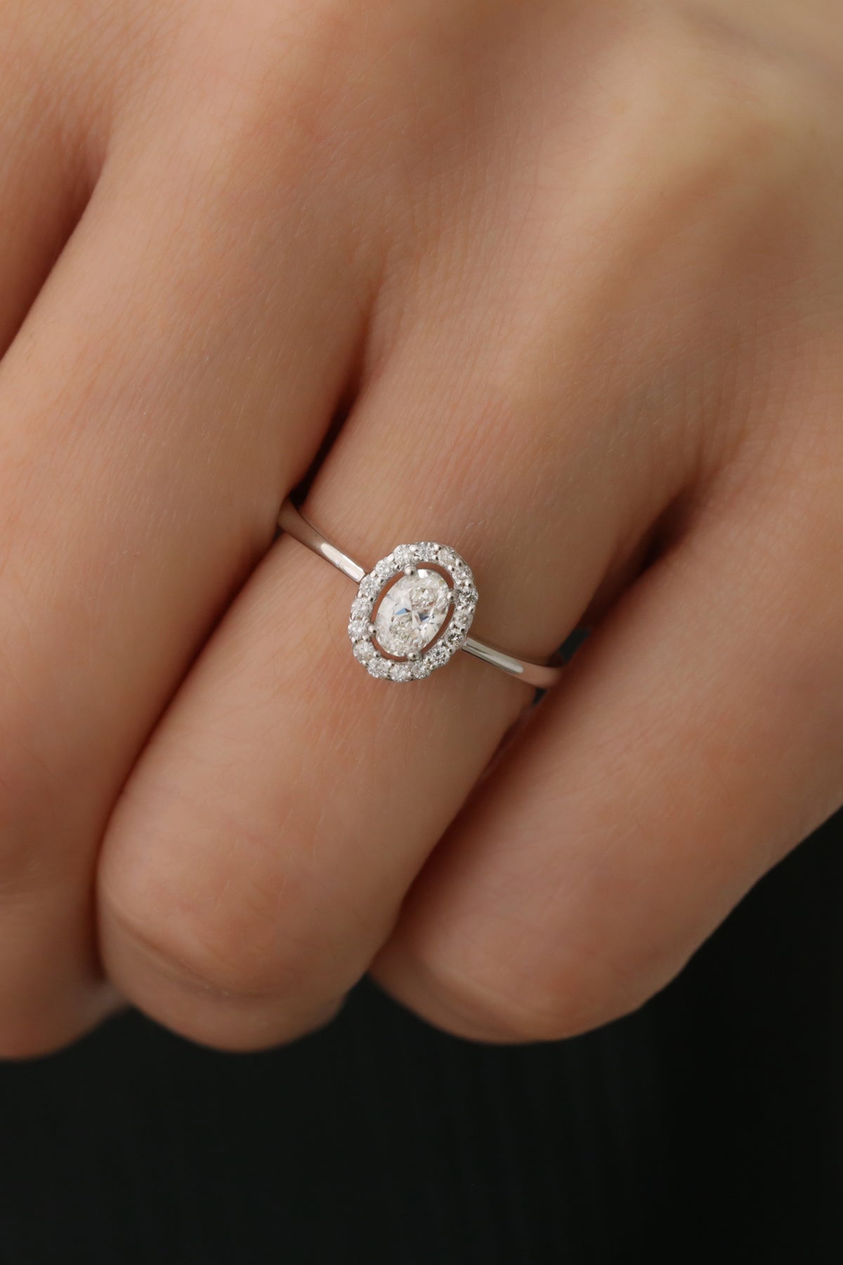 INEL DE LOGODNA LRY611 DIN AUR ALB 18K CU DIAMANT OVAL CUT - Bijuterii LA ROSA