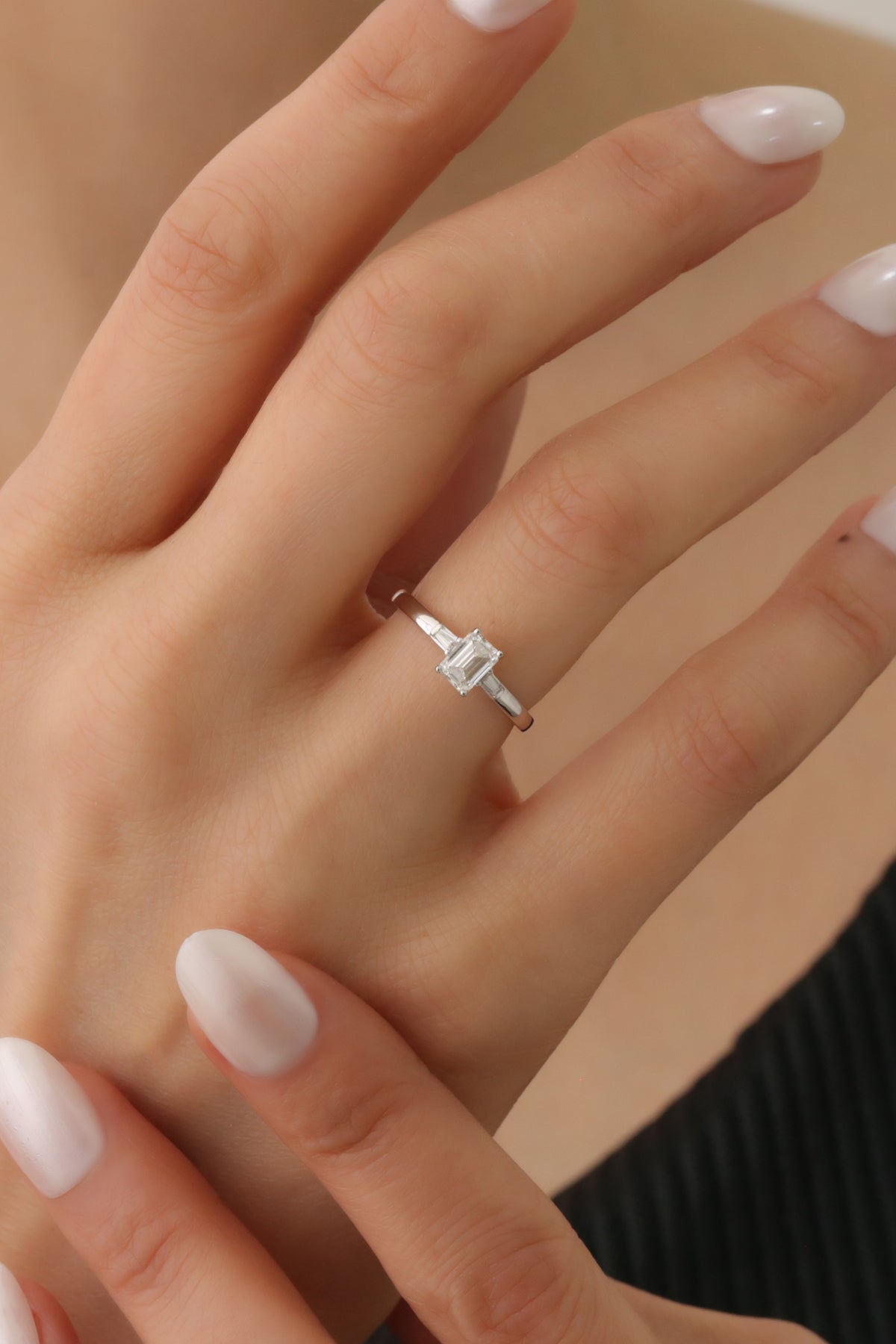 INEL DE LOGODNA LRY613 DIN AUR ALB 18K CU DIAMANT EMERALD CUT - Bijuterii LA ROSA