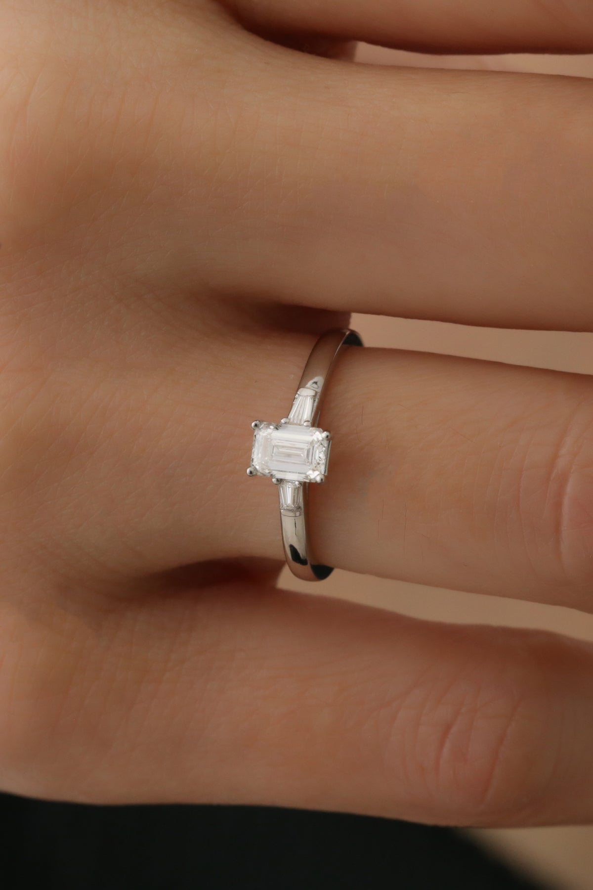 INEL DE LOGODNA LRY613 DIN AUR ALB 18K CU DIAMANT EMERALD CUT - Bijuterii LA ROSA