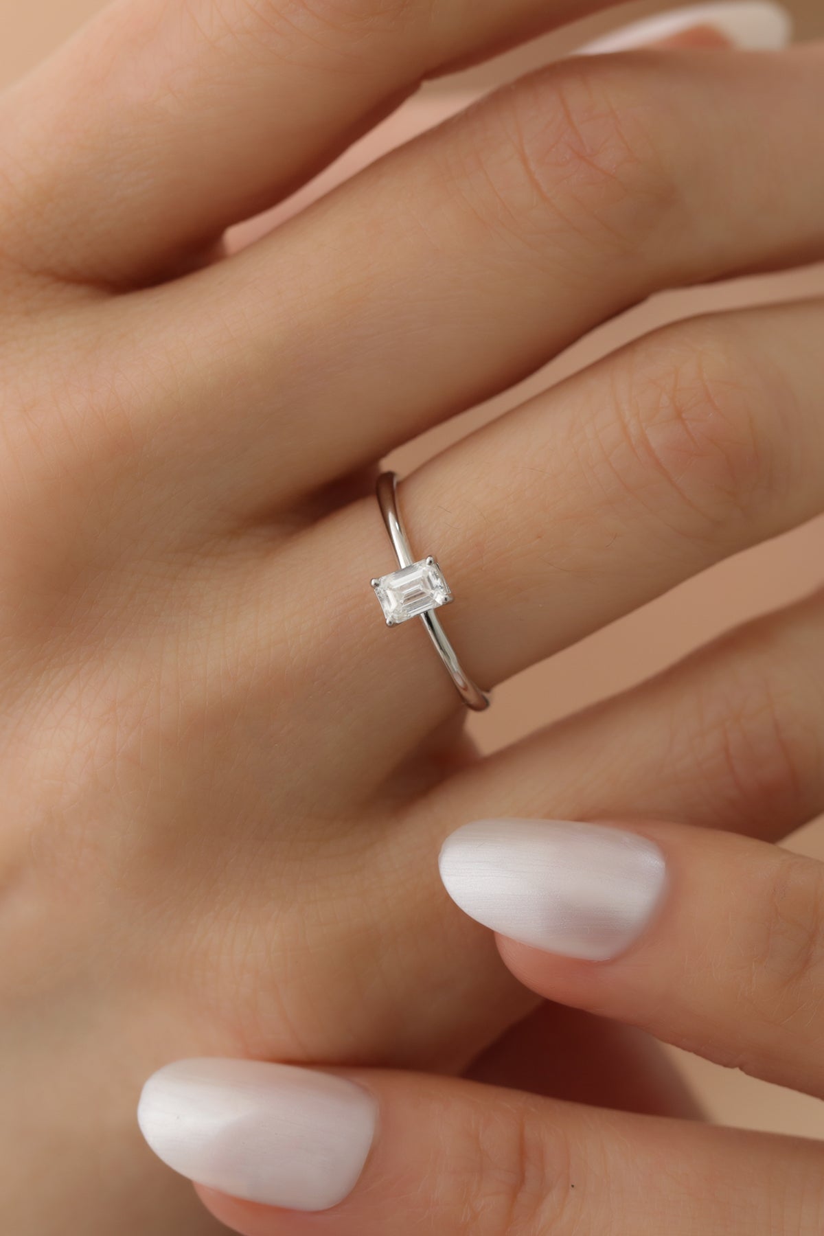 INEL DE LOGODNA LRY623 DIN AUR ALB 18K CU DIAMANT EMERALD CUT - Bijuterii LA ROSA