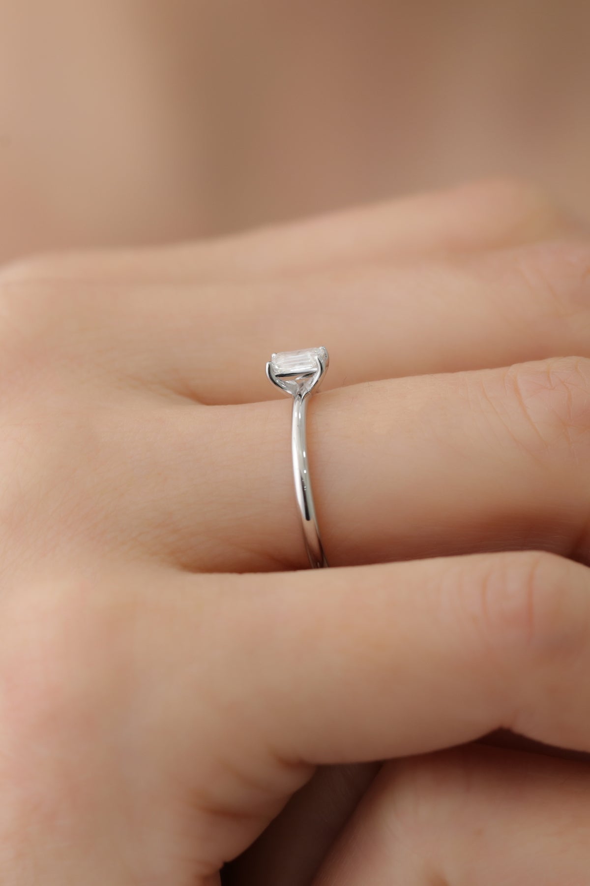 INEL DE LOGODNA LRY623 DIN AUR ALB 18K CU DIAMANT EMERALD CUT - Bijuterii LA ROSA