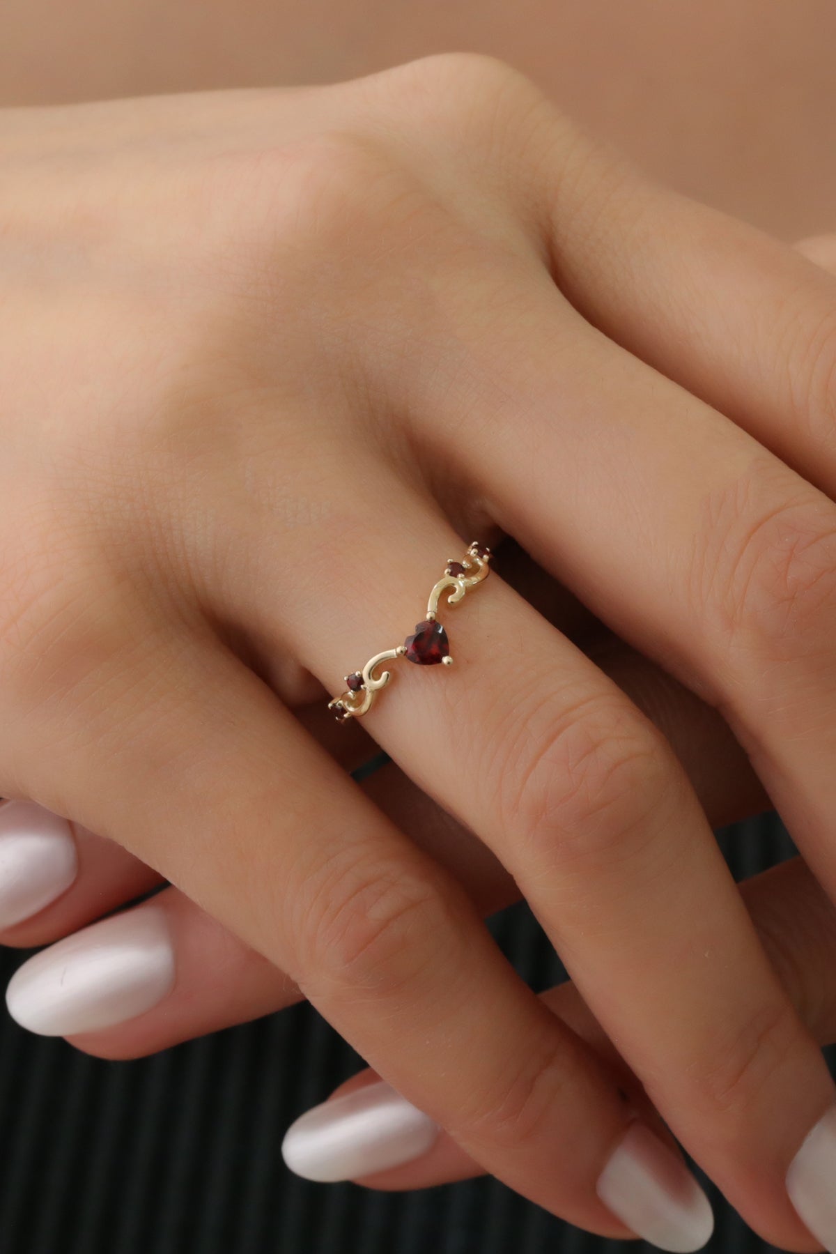 INEL MORNING SERENITY DIN AUR GALBEN 14K CU GARNET FORMA INIMA - Bijuterii LA ROSA