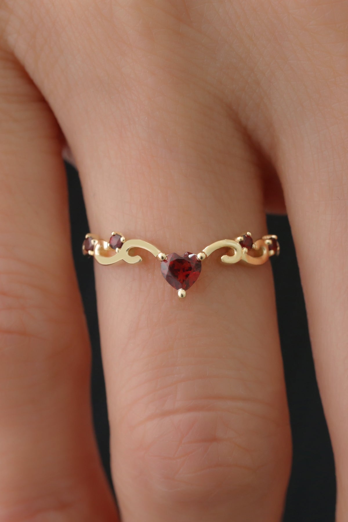 INEL MORNING SERENITY DIN AUR GALBEN 14K CU GARNET FORMA INIMA - Bijuterii LA ROSA