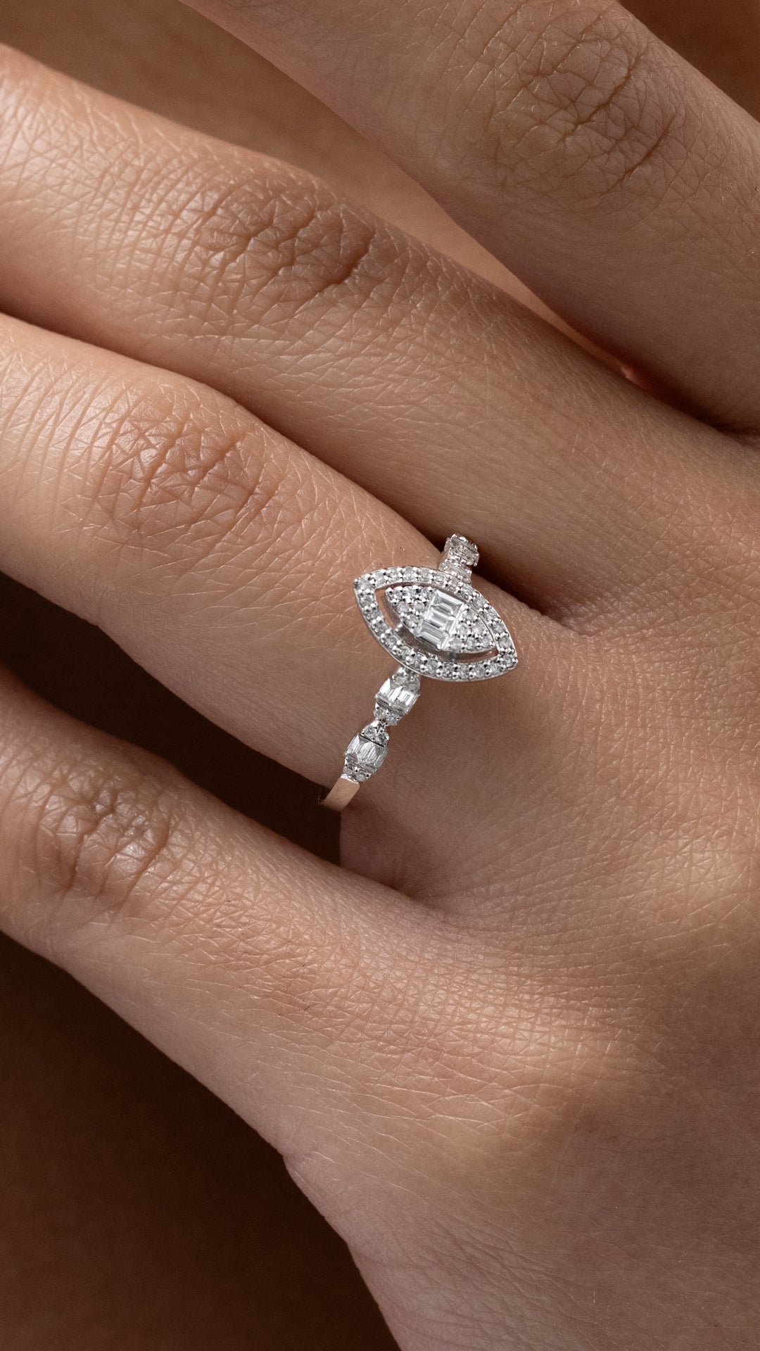 Inel MD34588 din aur alb 14k forma marquise cu diamante baguette - Bijuterii LA ROSA