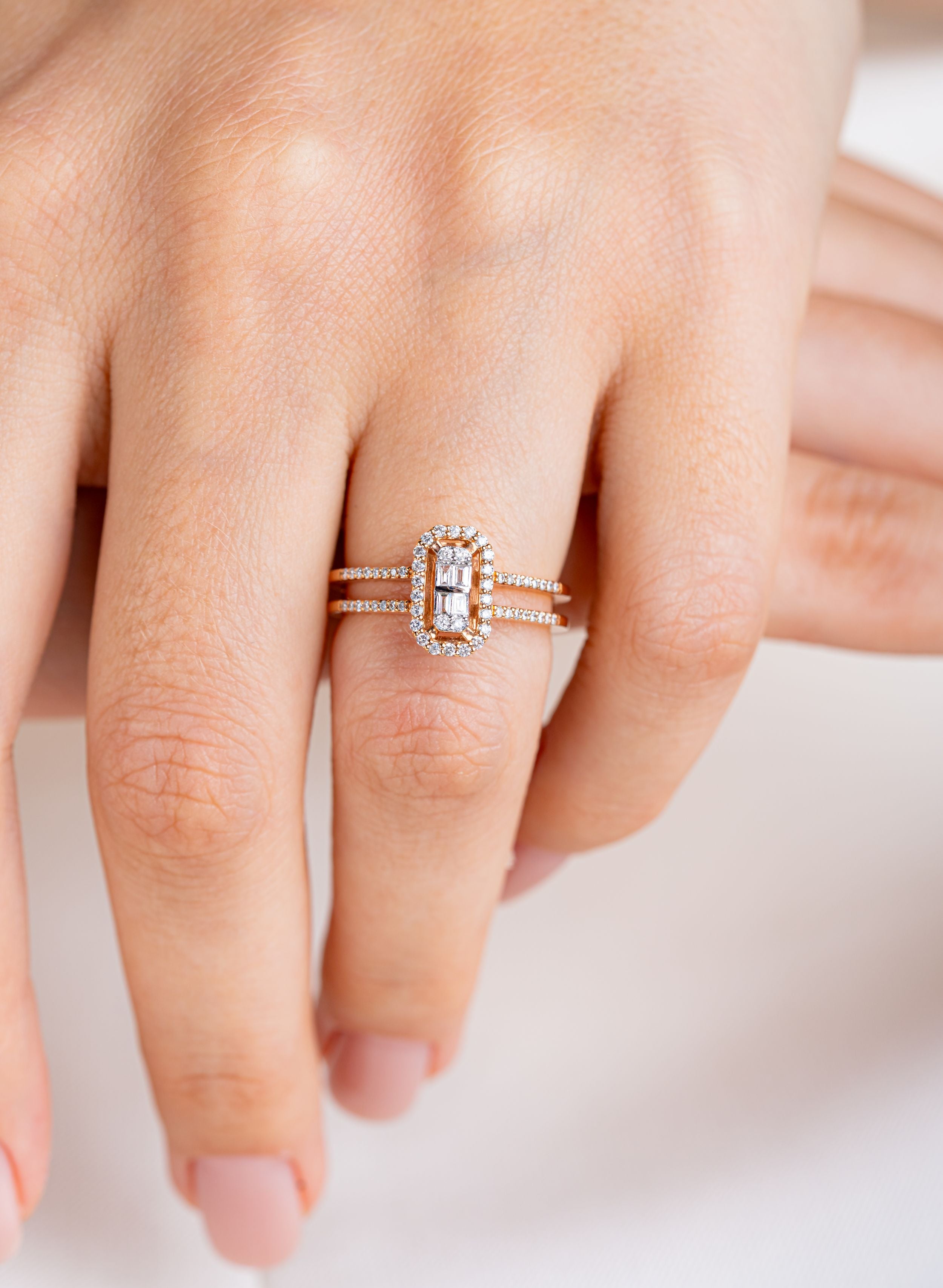 Inel MD42825 aur roz 18k cu diamante naturale baguette 0.05ct si rotunde 0.23ct