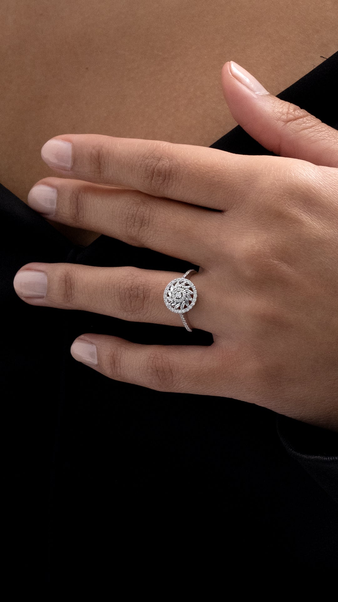 Inel MD54537 din aur alb 14k forma rotunda cu diamante baguette - Bijuterii LA ROSA