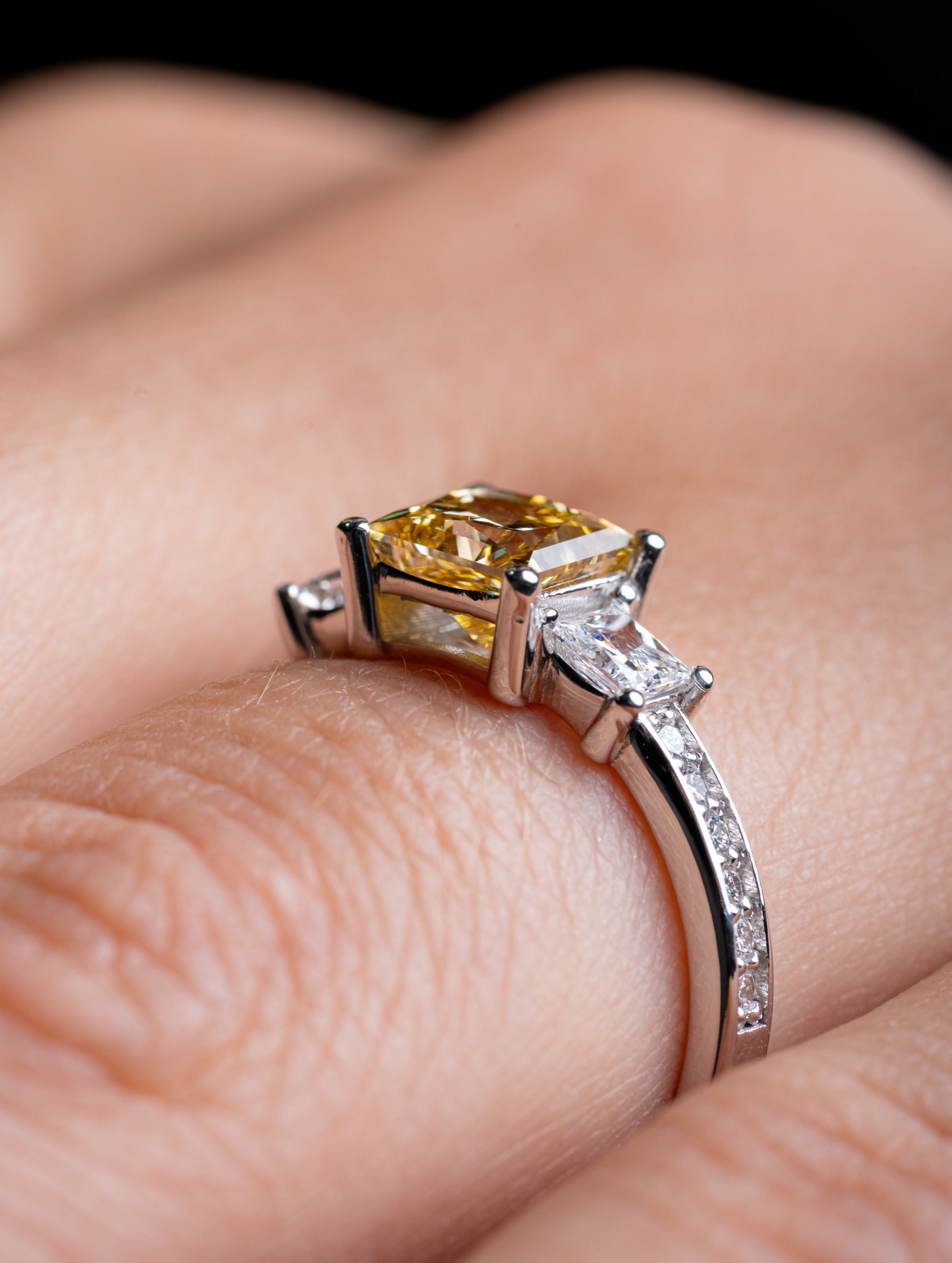 Inel de logodna LRLB009 din aur alb 14K cu diamant lab grown galben, princess cut