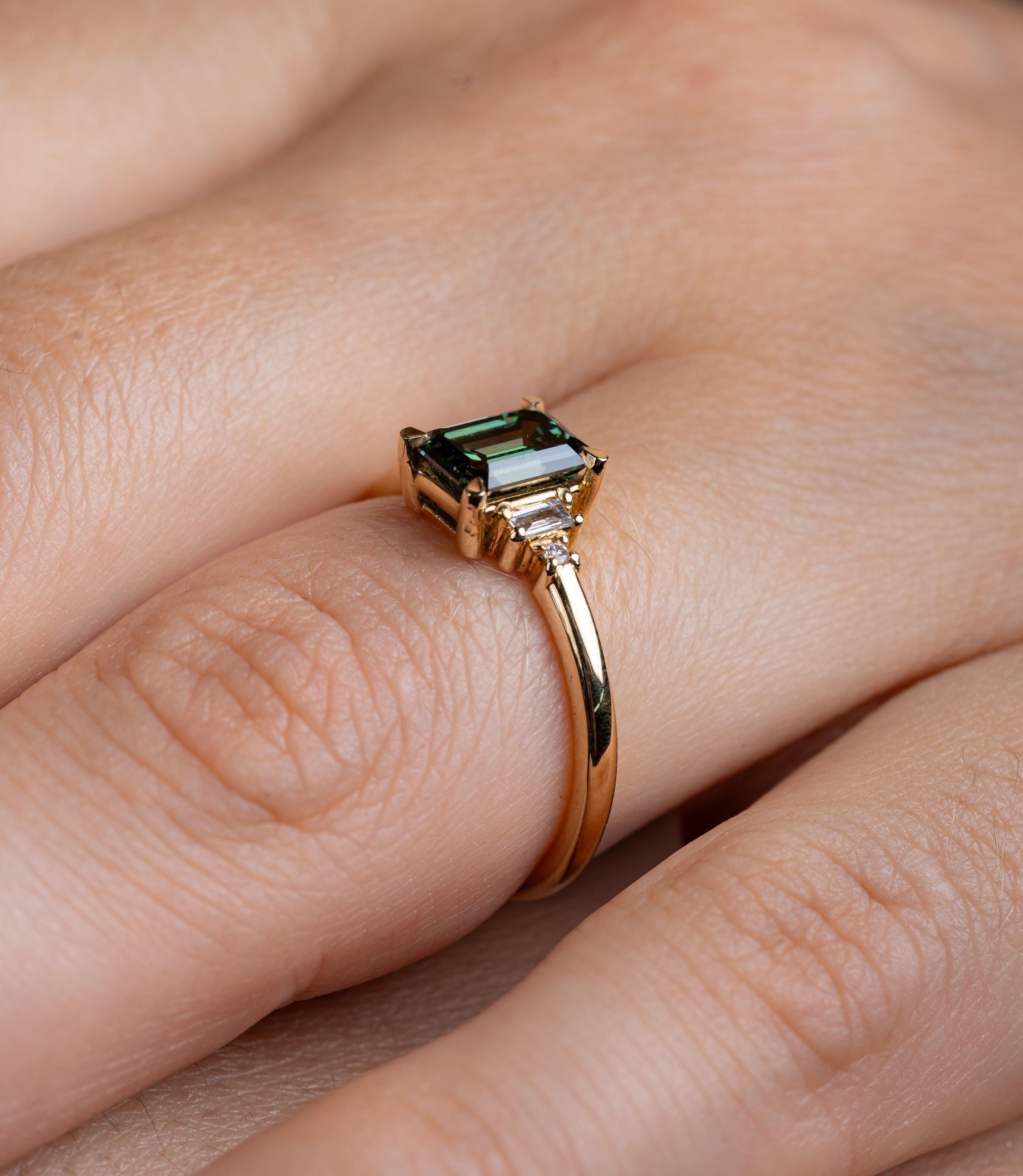 Inel de logodna LRLB020 din aur galben 14K cu diamant lab grown verde emerald cut