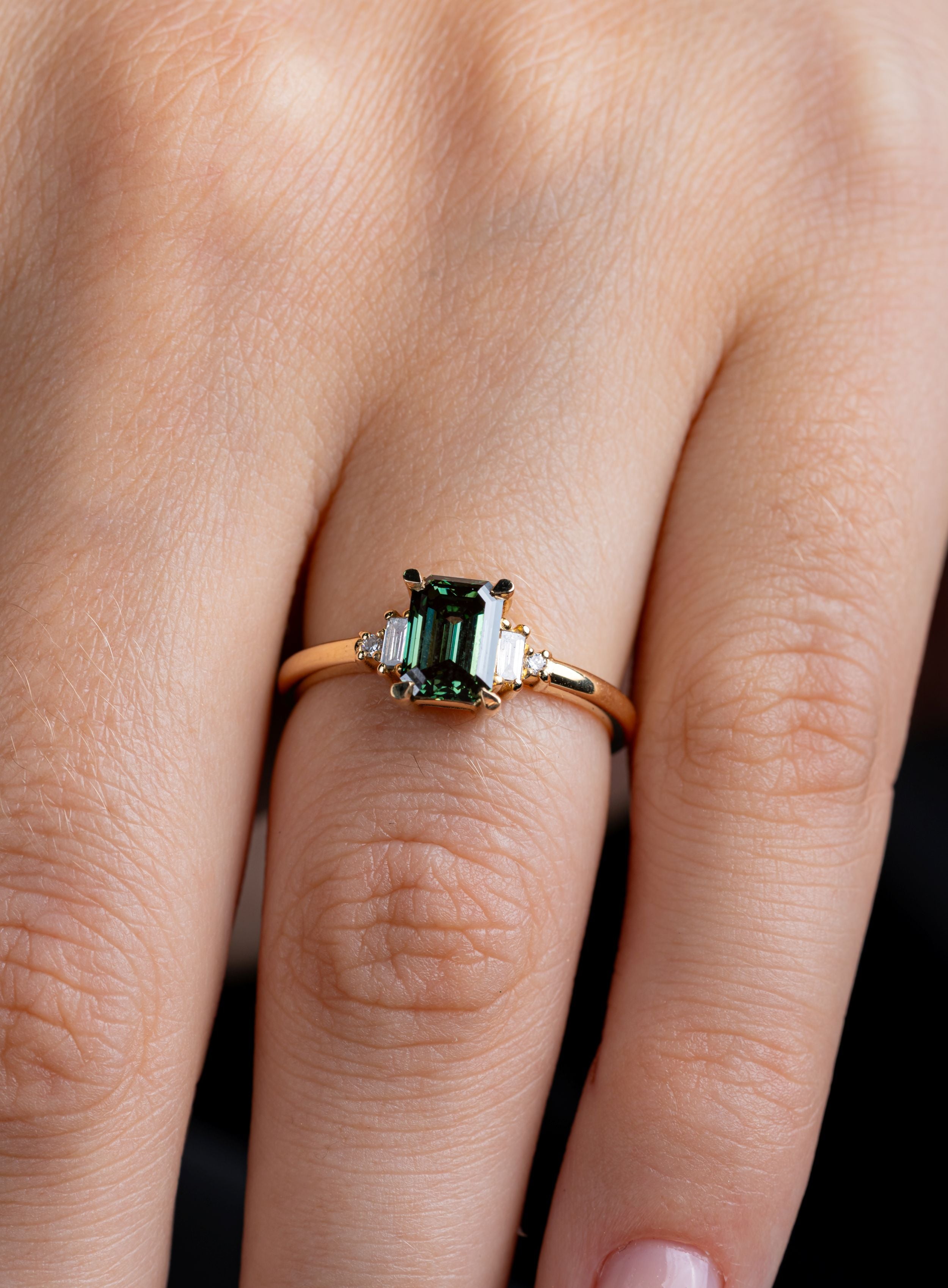 Inel de logodna LRLB020 din aur galben 14K cu diamant lab grown verde emerald cut