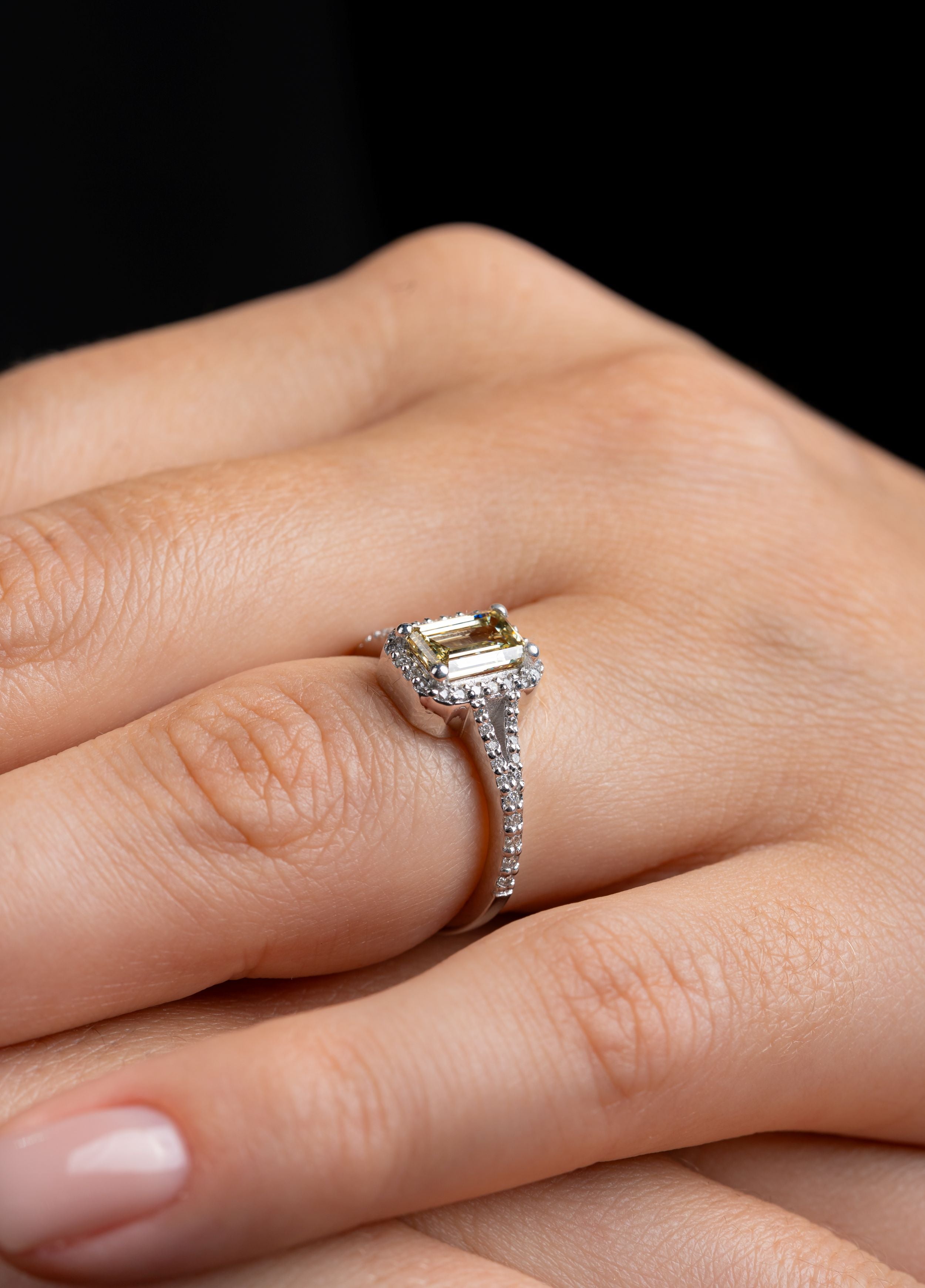 Inel de logodna LRLB021 din aur alb 14K cu diamant lab grown galben emerald cut