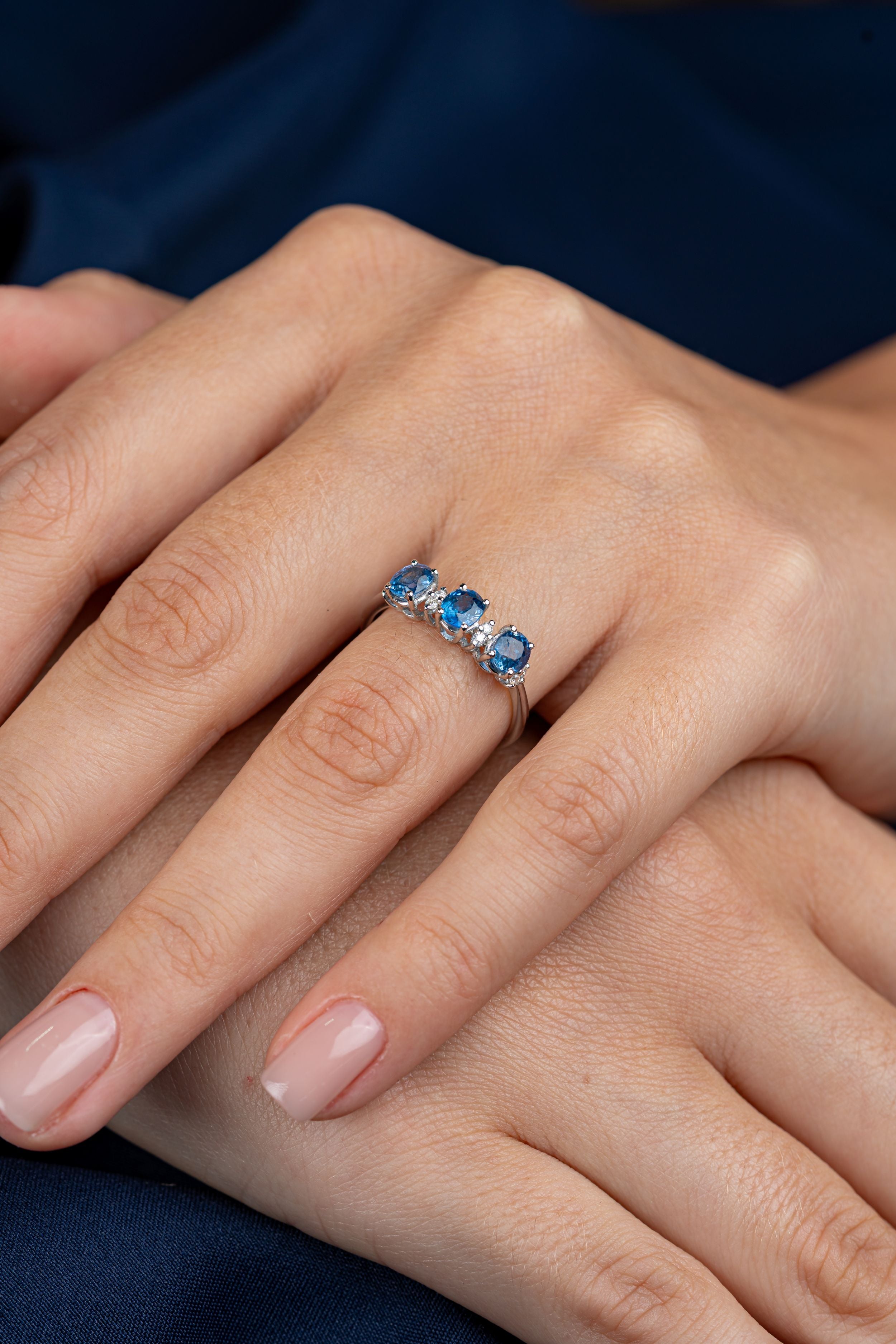 Inel semi eternity aur alb 18k cu safire 1.65ct si diamante naturale 0.09ct