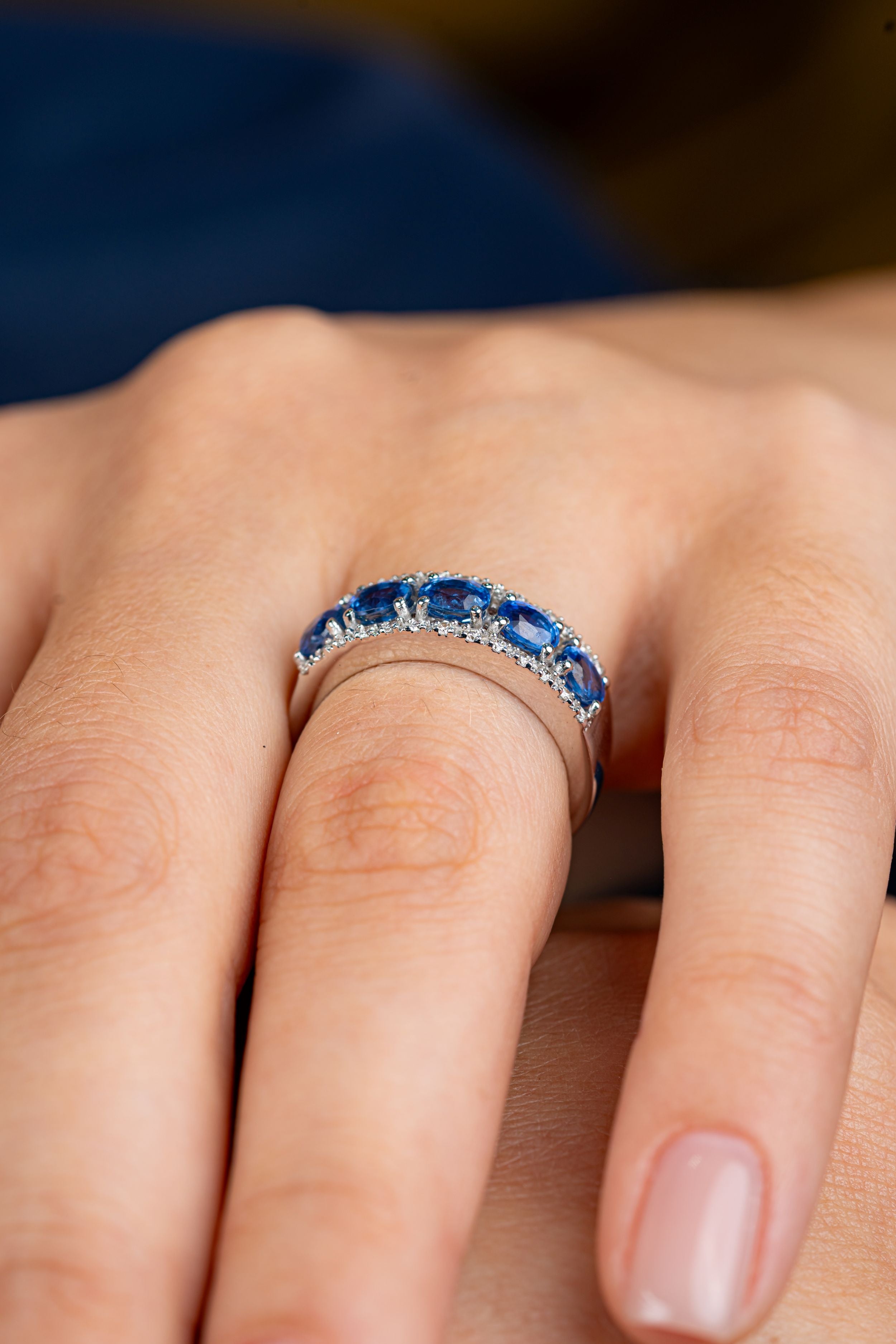 Inel semi eternity aur alb 18k cu safire 1.84ct si diamante naturale 0.19ct
