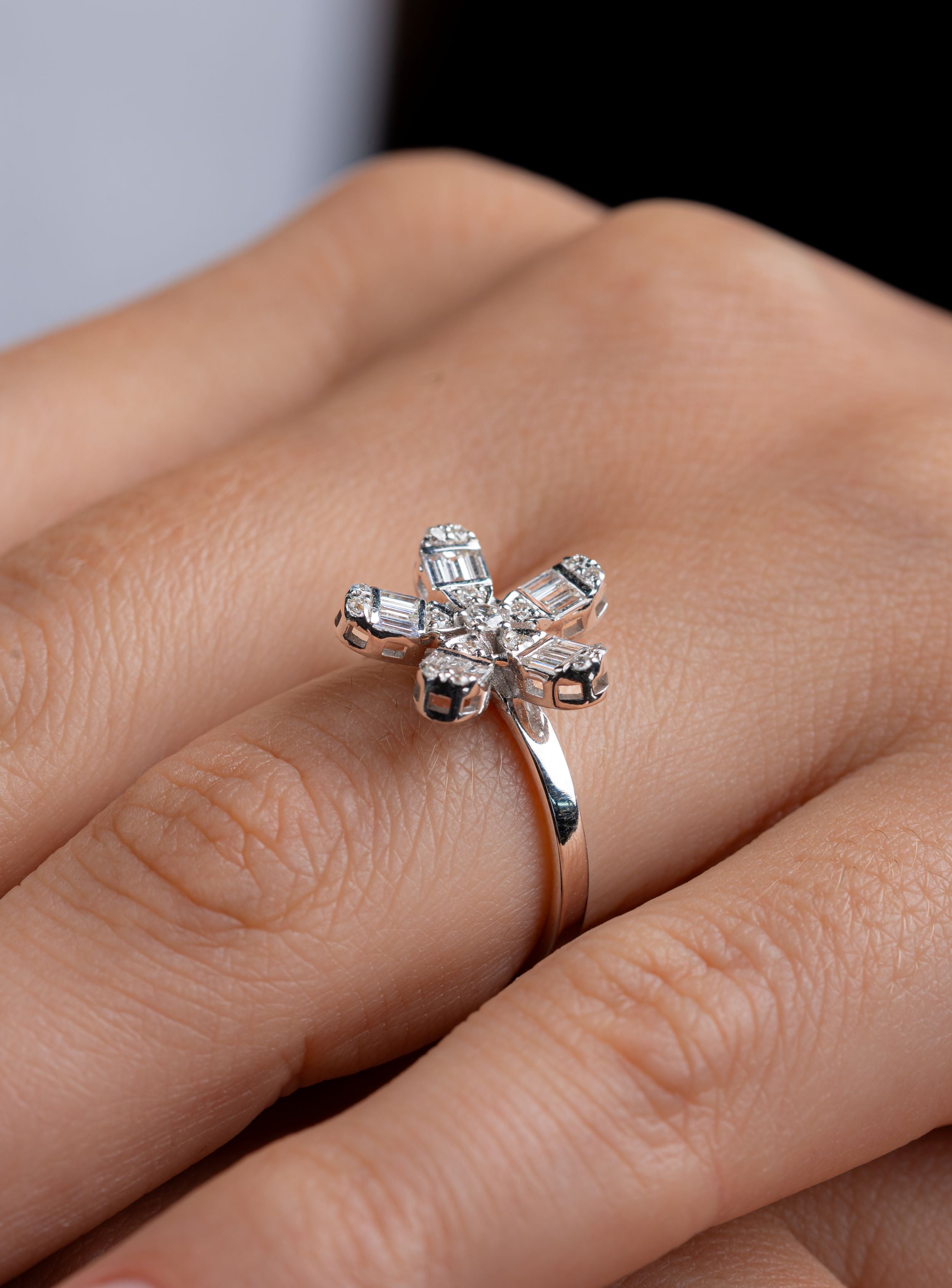 Inel Md43571 din Aur Alb 14K Forma Floare cu Diamante Naturale Bagheta