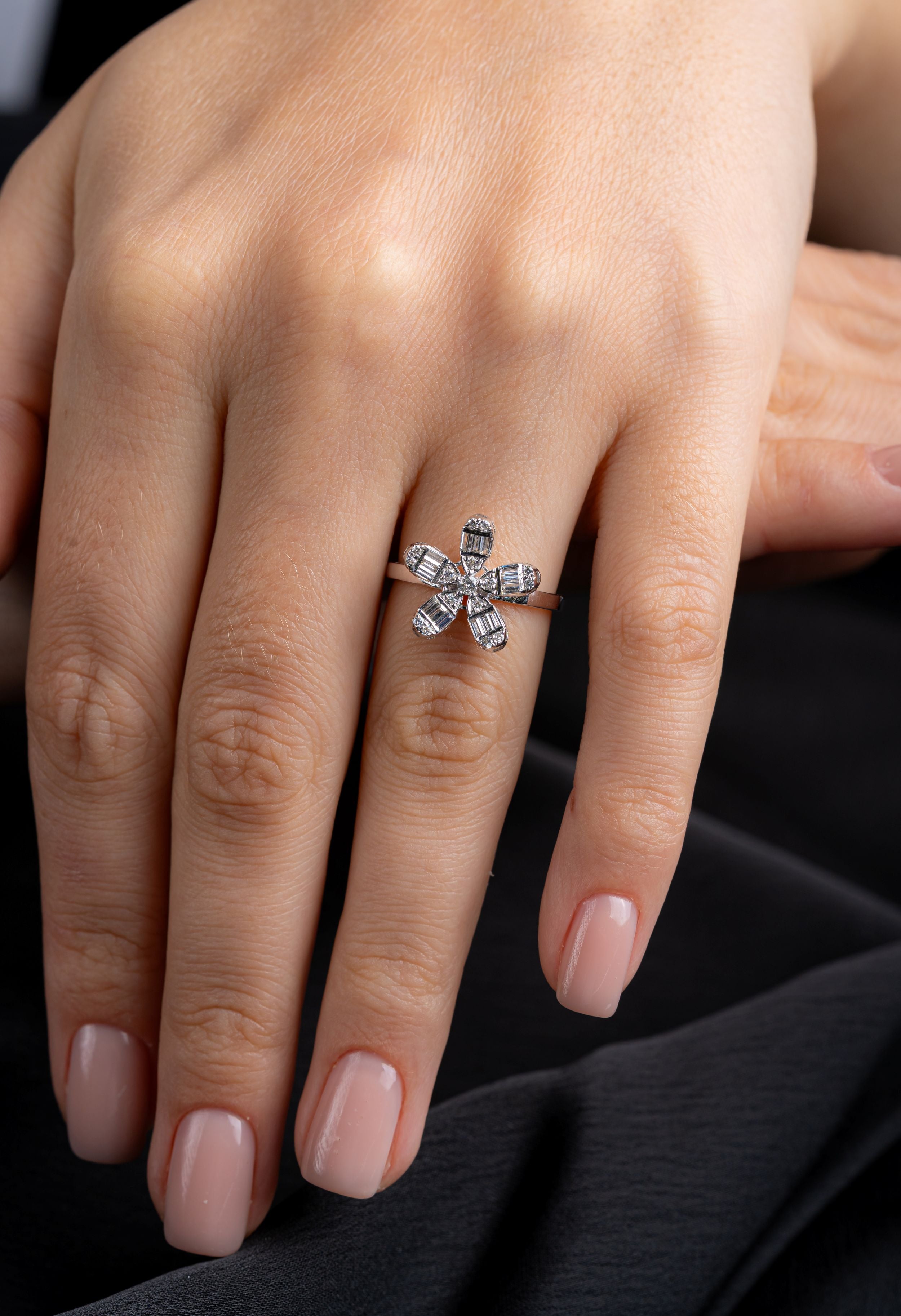 Inel Md43571 din Aur Alb 14K Forma Floare cu Diamante Naturale Bagheta