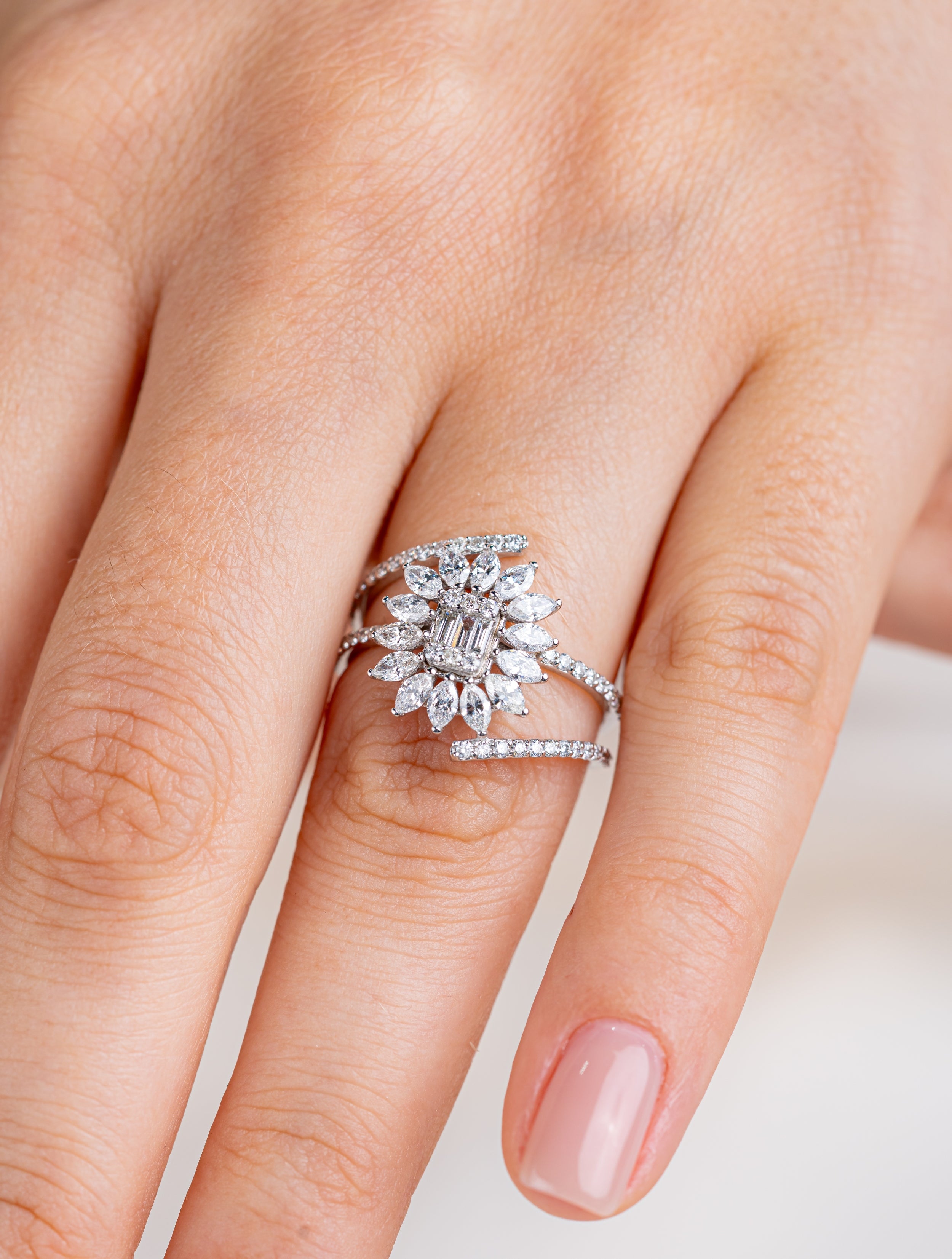 Inel R004159 din Aur Alb 14K Forma Floare cu Diamante Naturale Marquise