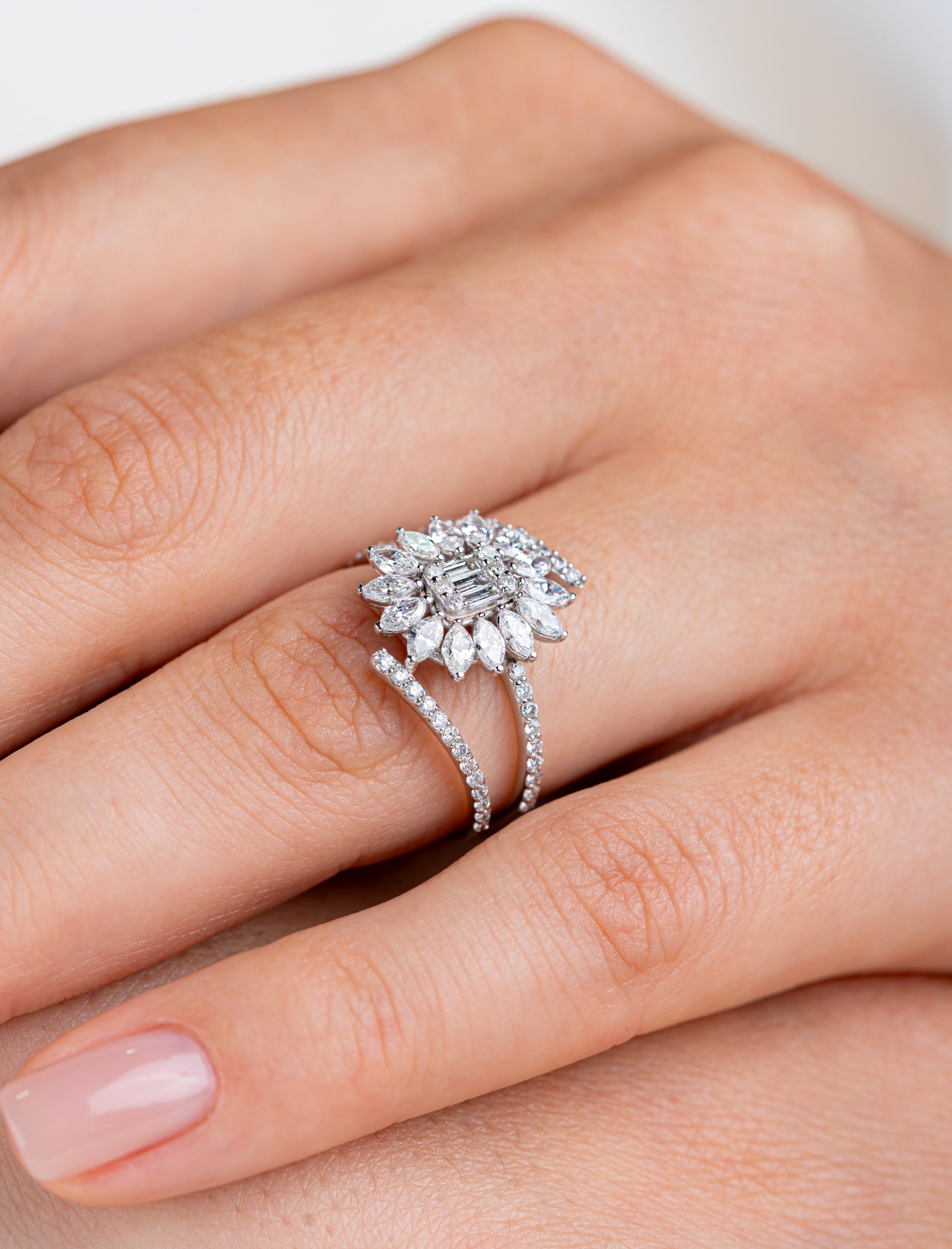 Inel R004159 din Aur Alb 14K Forma Floare cu Diamante Naturale Marquise