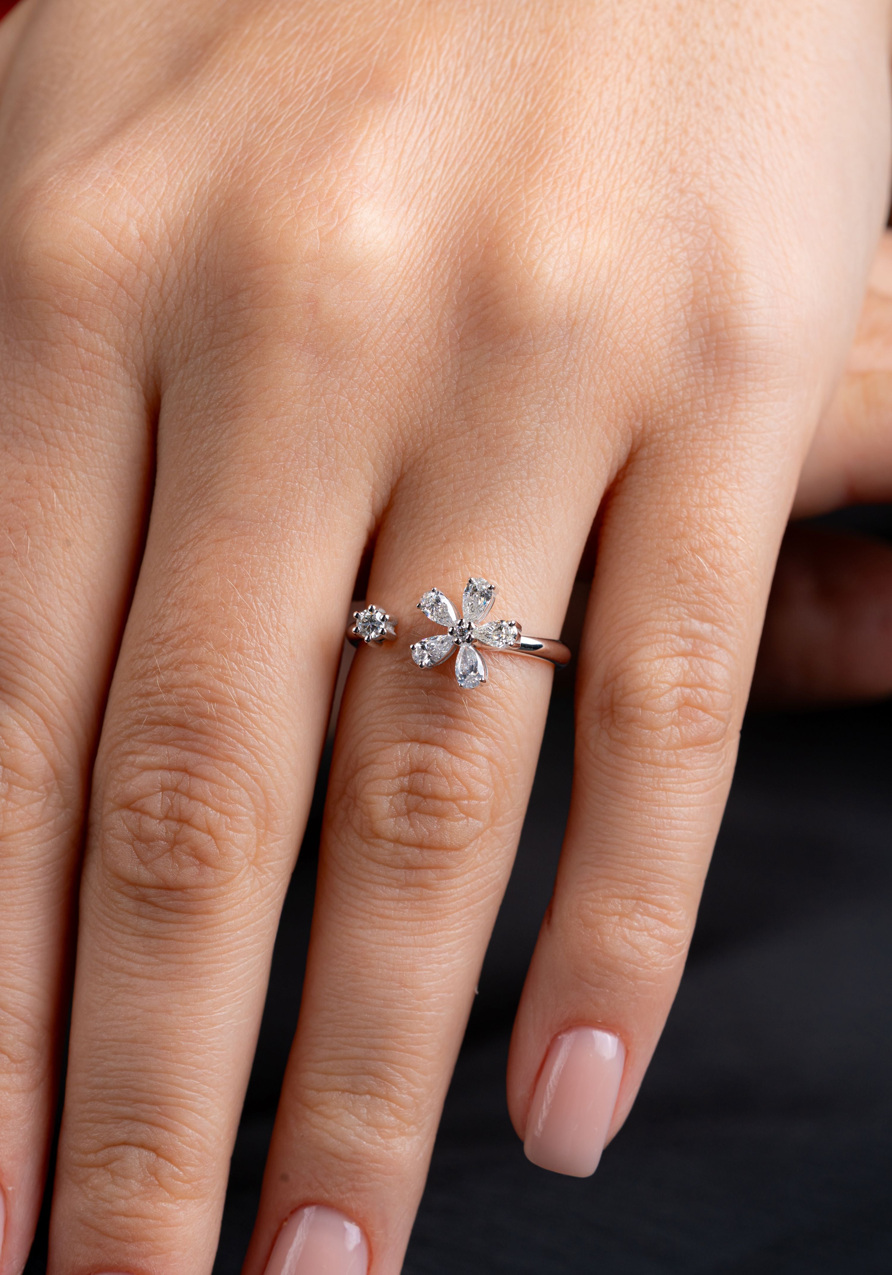 Inel R004752 din Aur Alb 14K Forma Floare cu Diamante Naturale Lacrima