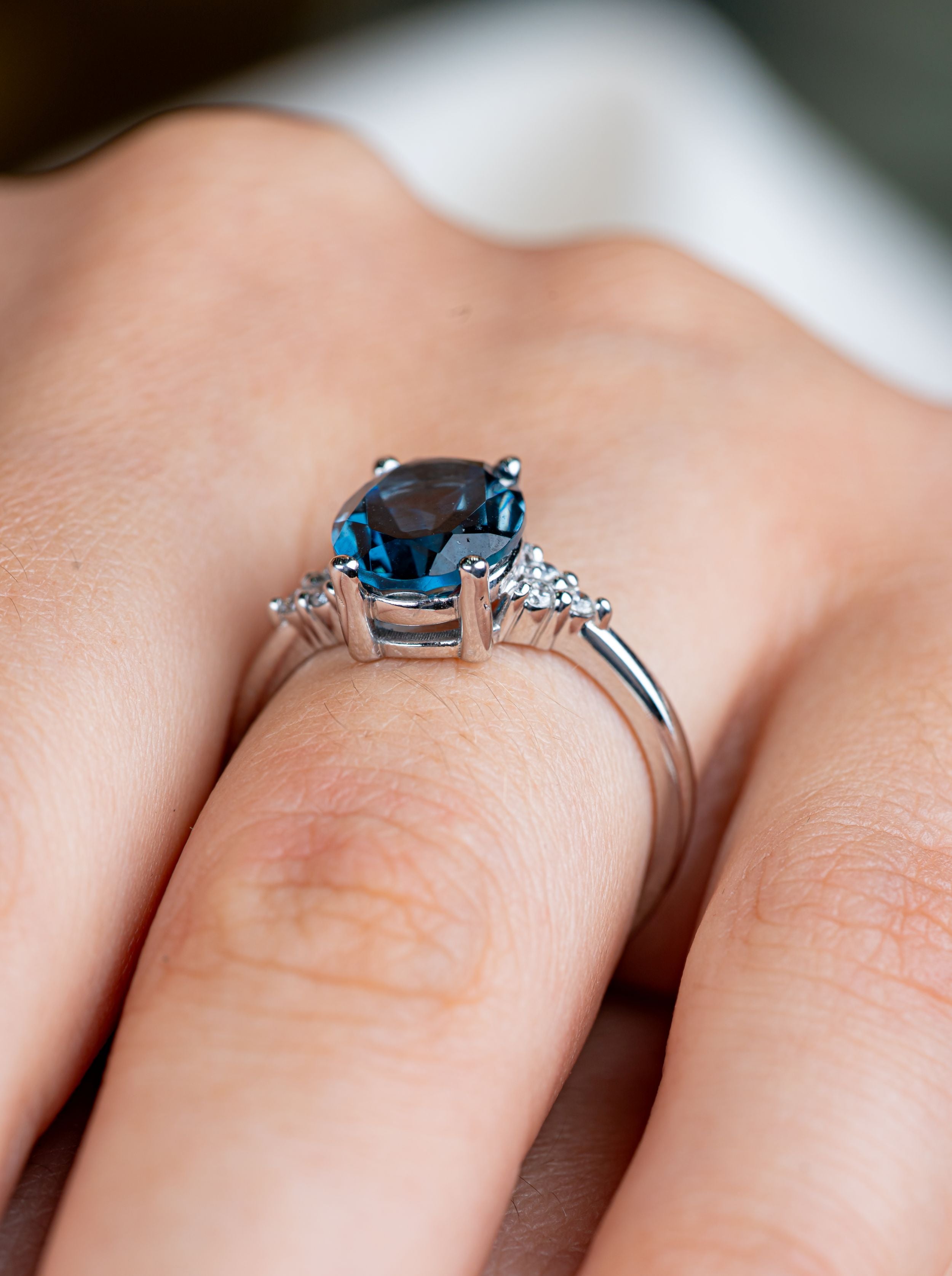 Inel din aur alb 14k cu london blue topaz 3,46ct si diamante naturale 0.08ct