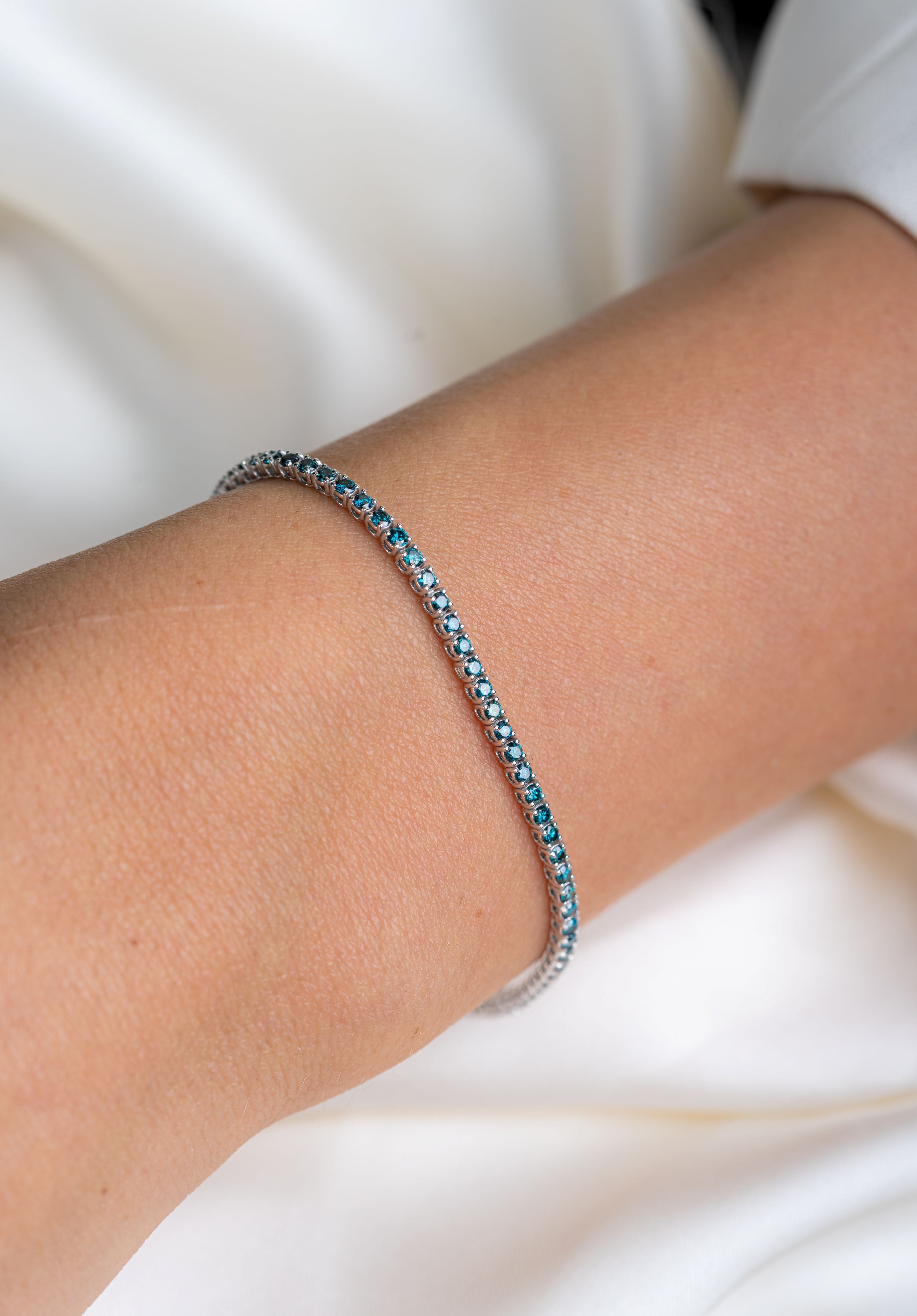 Bratara LRB088 din aur alb 18k cu diamante naturale albastre 1.80ct