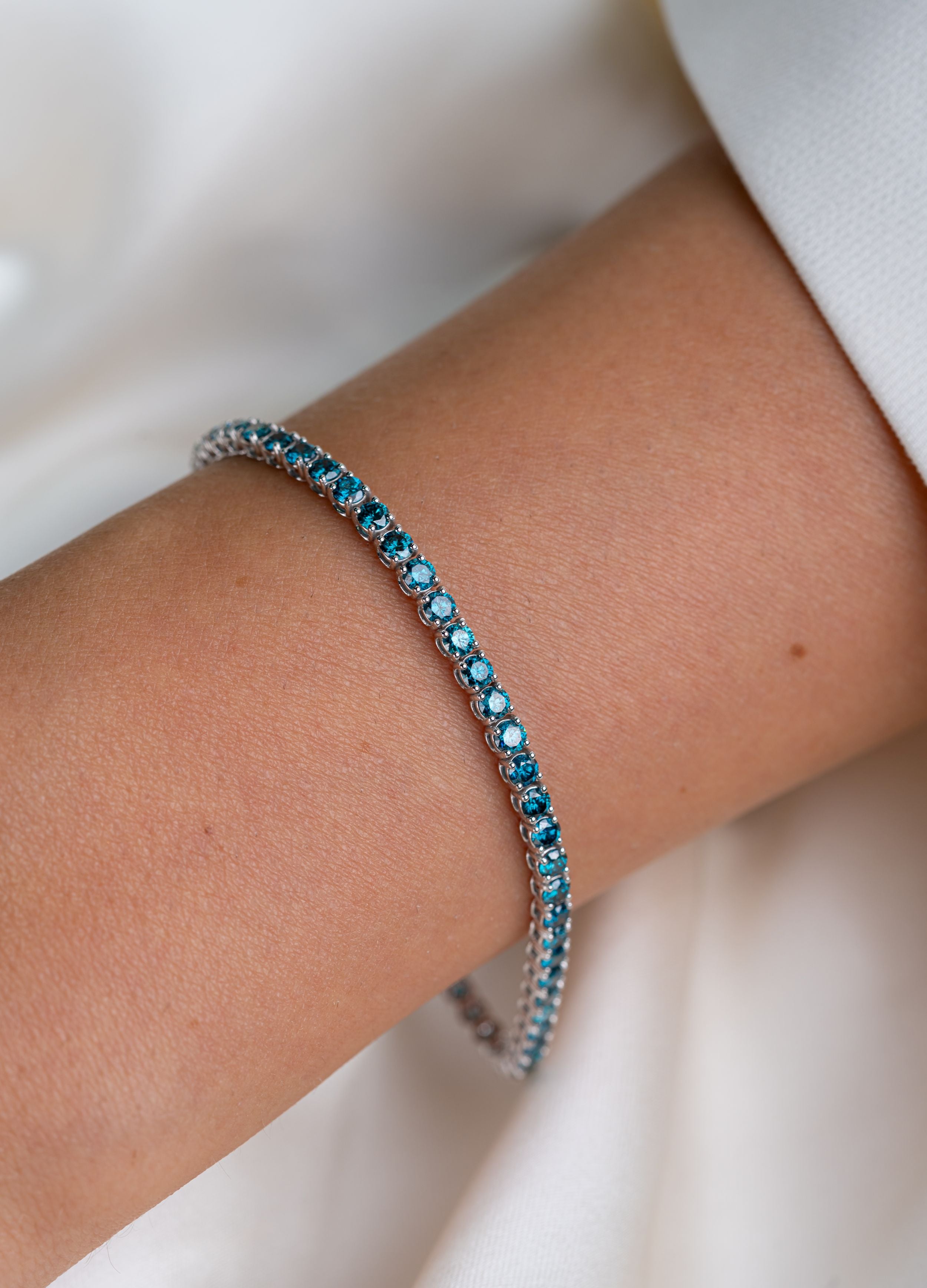 Bratara LRB091 din aur alb 18k cu diamante naturale albastre 5.17ct