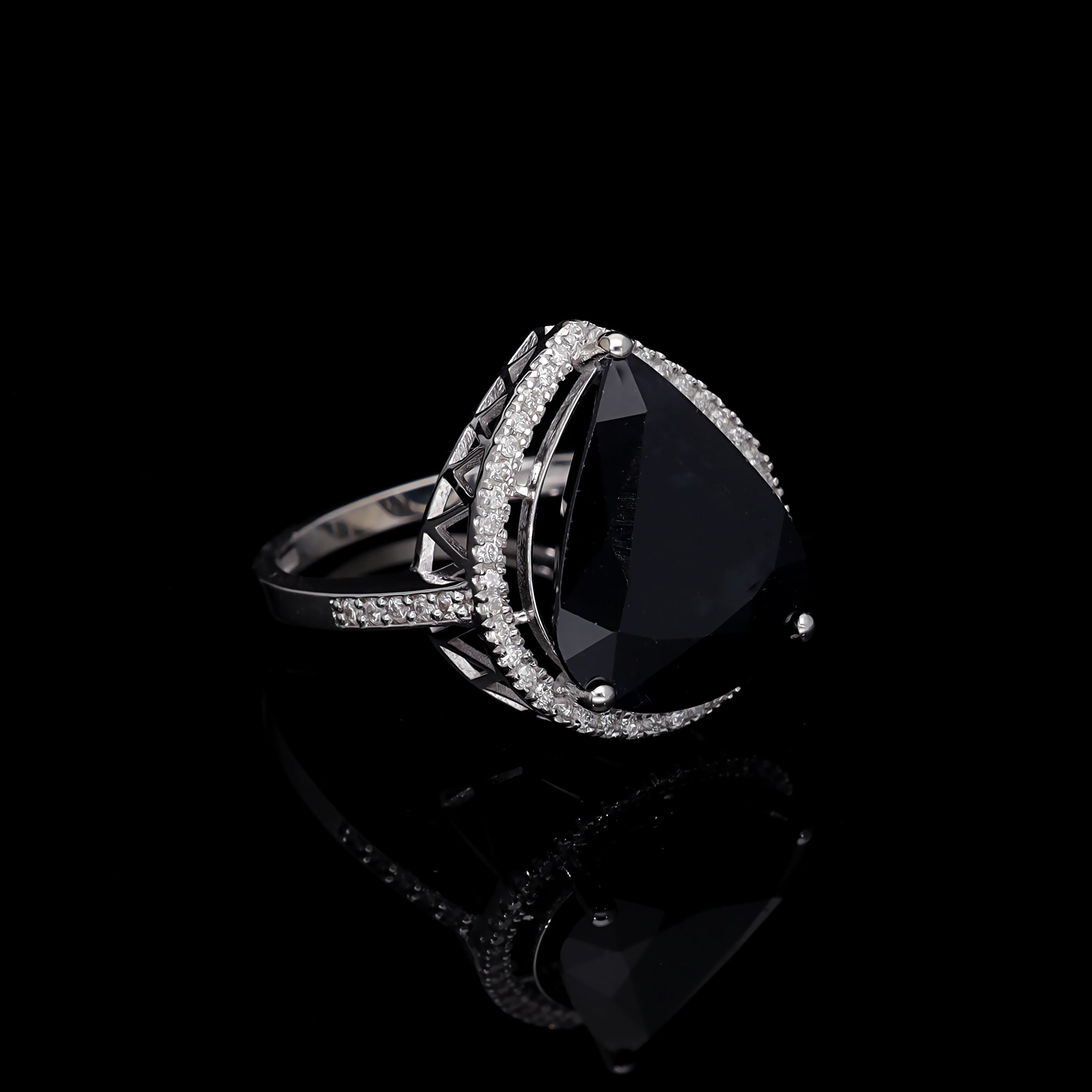 Inel LRSR518-SP din aur alb 18k cu safir 9.76ct si diamante naturale 0.22ct