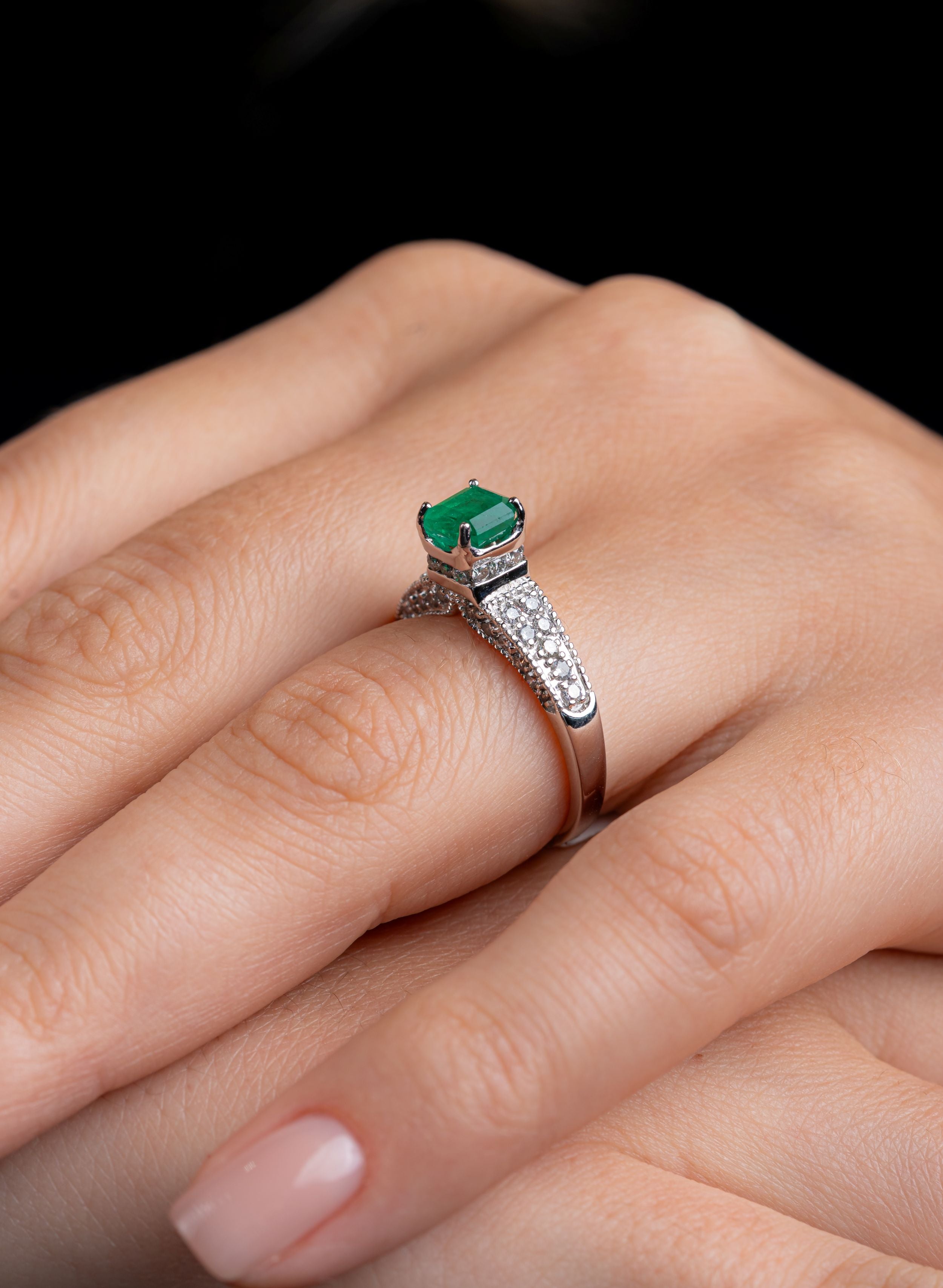 Inel Ldra0487 din Aur Alb 18K cu Diamante Naturale Si Smarald Forma Patrata