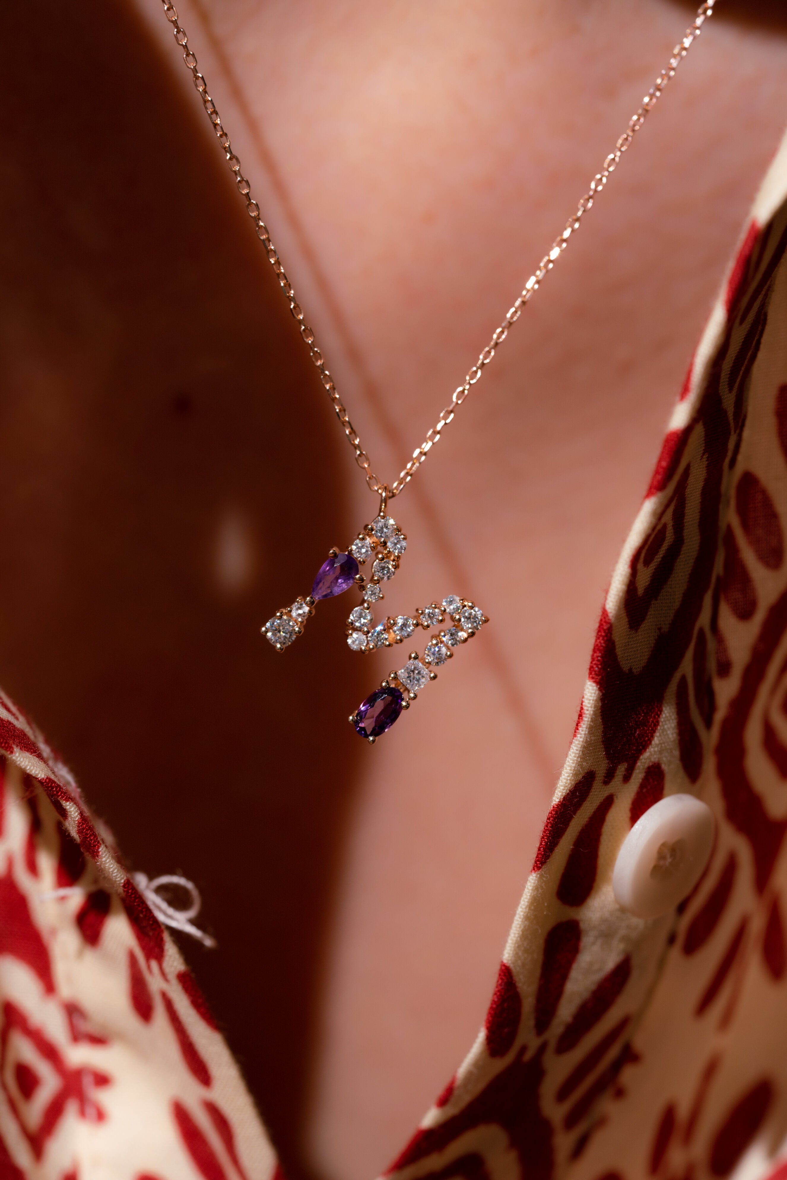 COLIER N001018 DIN AUR ROZ 14K INITIALA M CU DIAMANTE SI AMETIST - Bijuterii LA ROSA