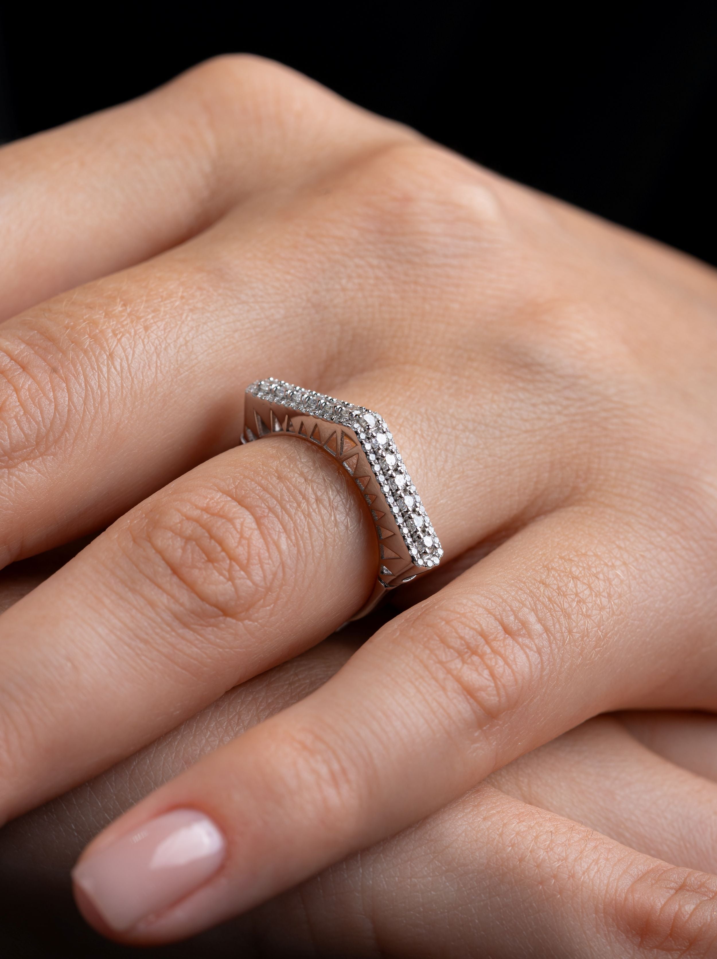 Inel R002565 Forma Triunghiulara din Aur Alb 14K cu Diamante Naturale