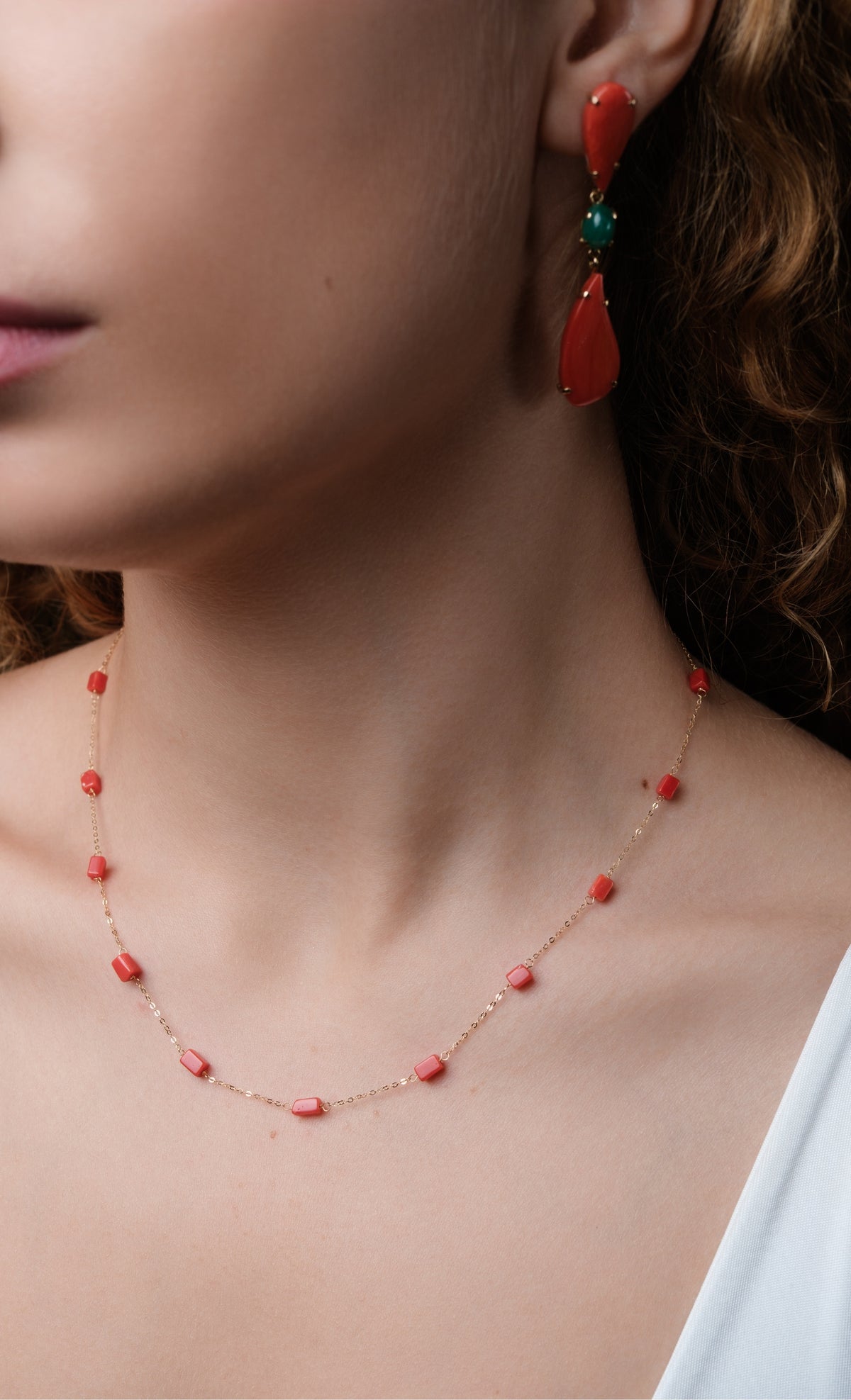 Colier tubular Coco din aur galben 18k, coral natural rosu